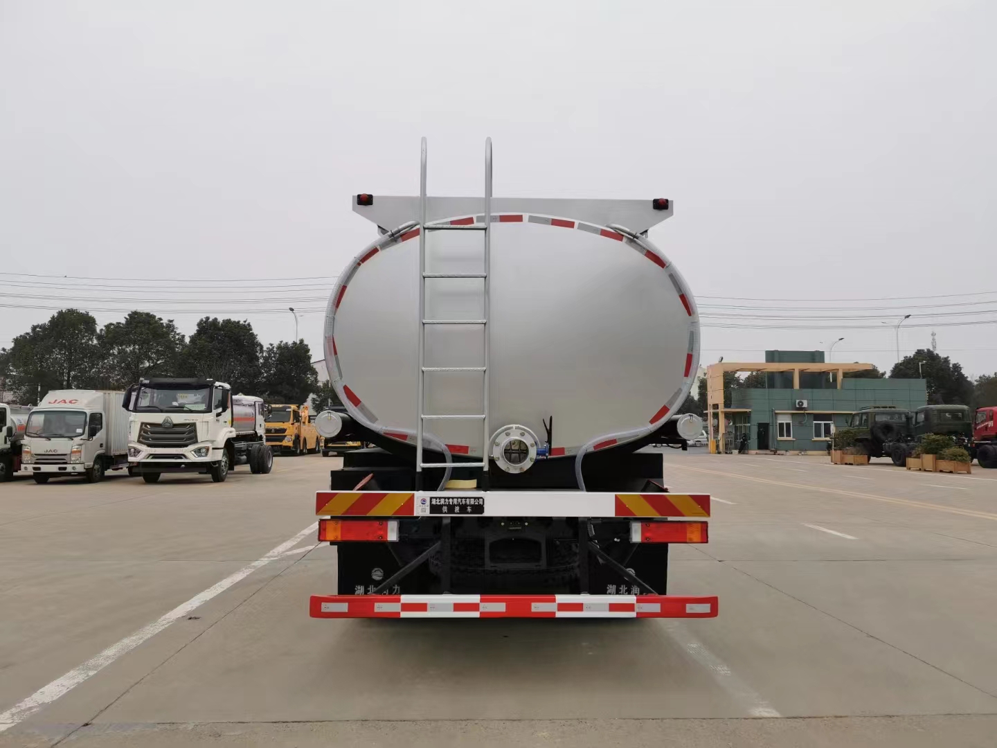 HOWO 6x4 20cbm 30000 Liters Oil Tank Truck Heavy Duty Fuel Delivery Truck