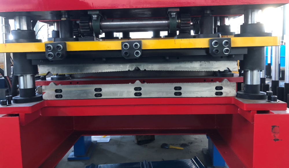 Shearing part of the step tile machine