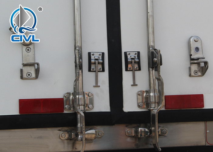 Diesel Light Duty Commercial Truck , Refrigerator Truck 3360 Mm Wheelbase