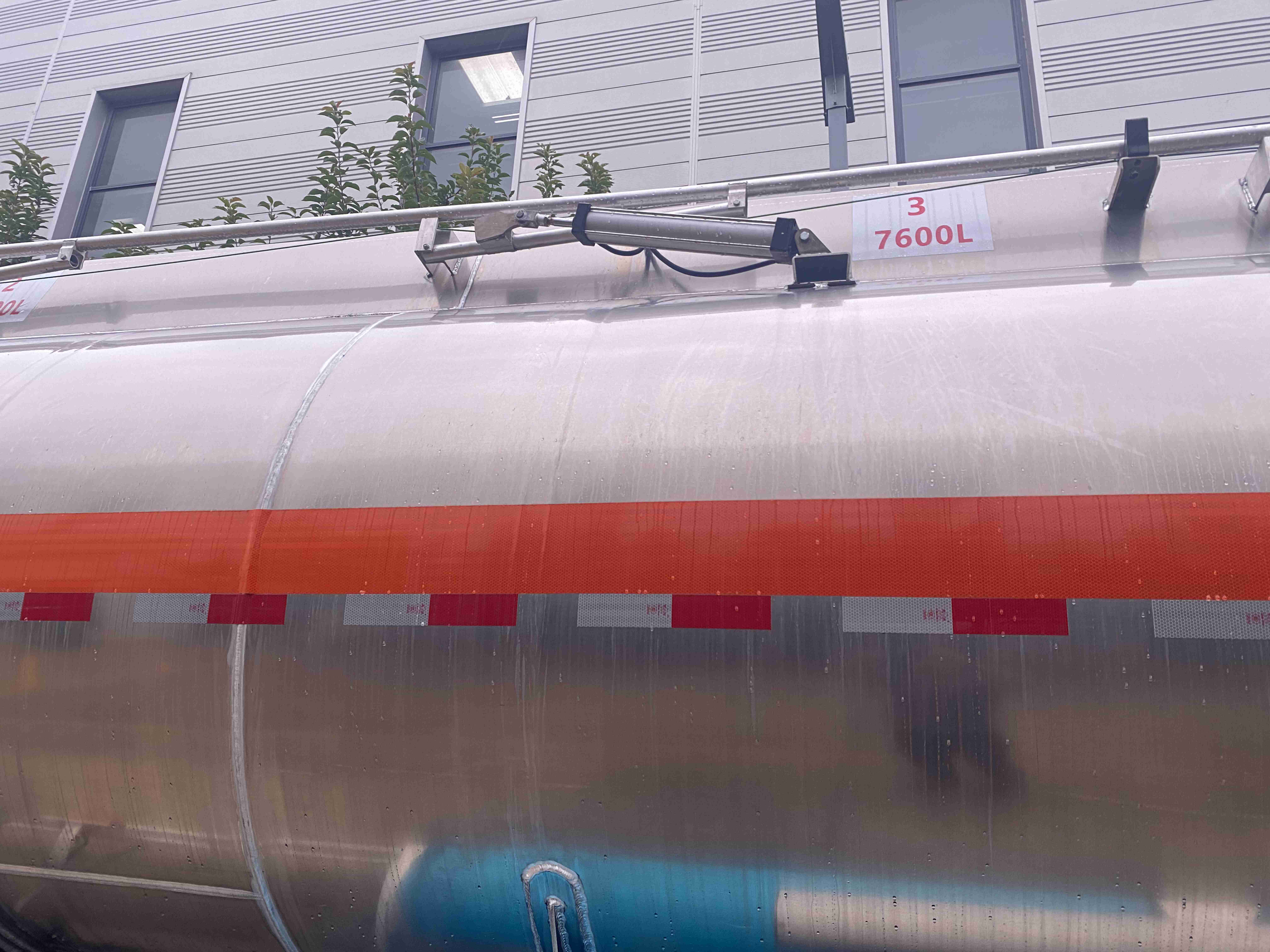 CIMC used manufactures high-quality three-axle liquid tank cars with a maximum load capacity of 60000L