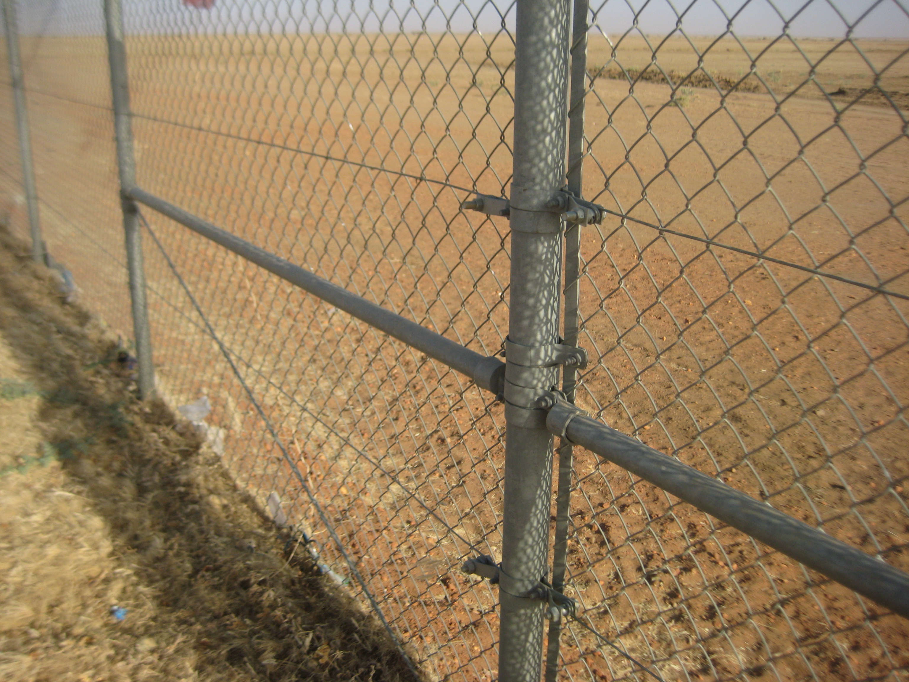 china supplier barbed wire chain link fence, stainless steel chain link fence
