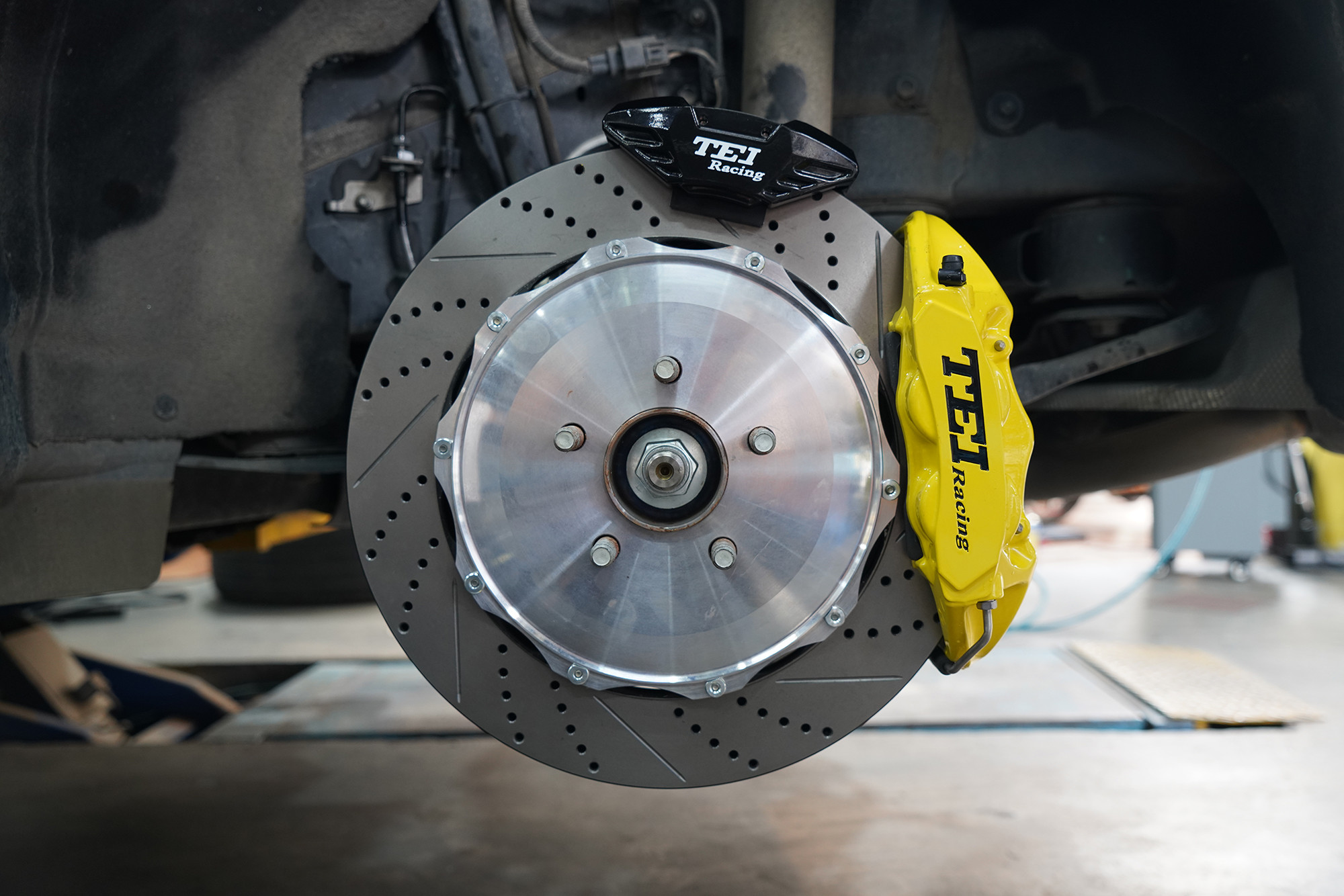 Ford Explore Upgrade BBK Big Brake Kit 6 Piston Caliper For Front And 4 piston Caliper For Rear