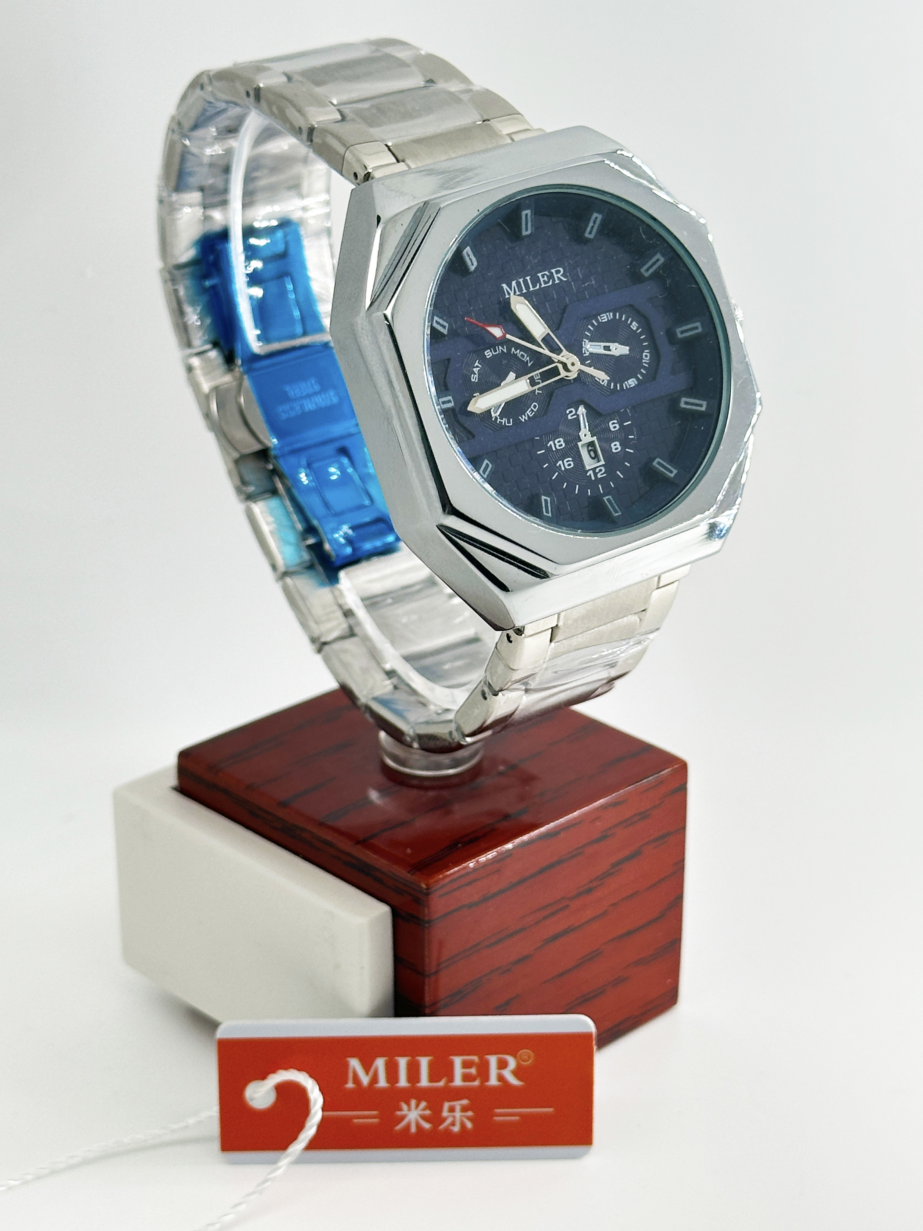 Round Quartz Business Watch With Date Display And 30m Water Resistance