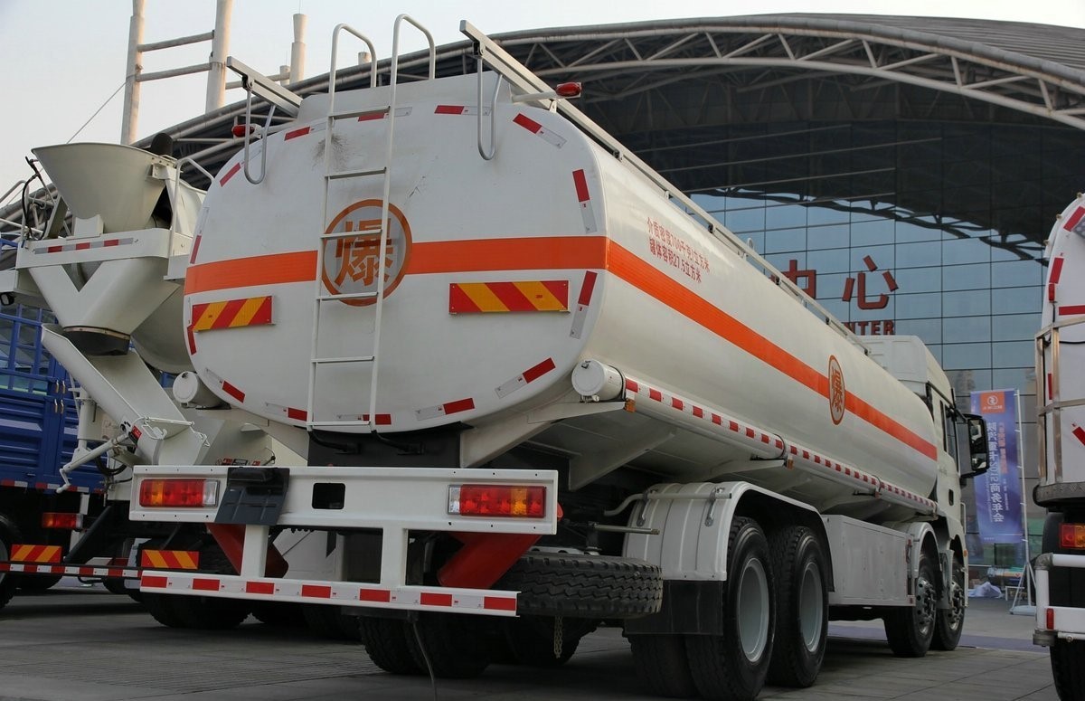 Howo Dongfeng Chassis Oil Tank Truck for Diverse Petroleum Transportation Requirements