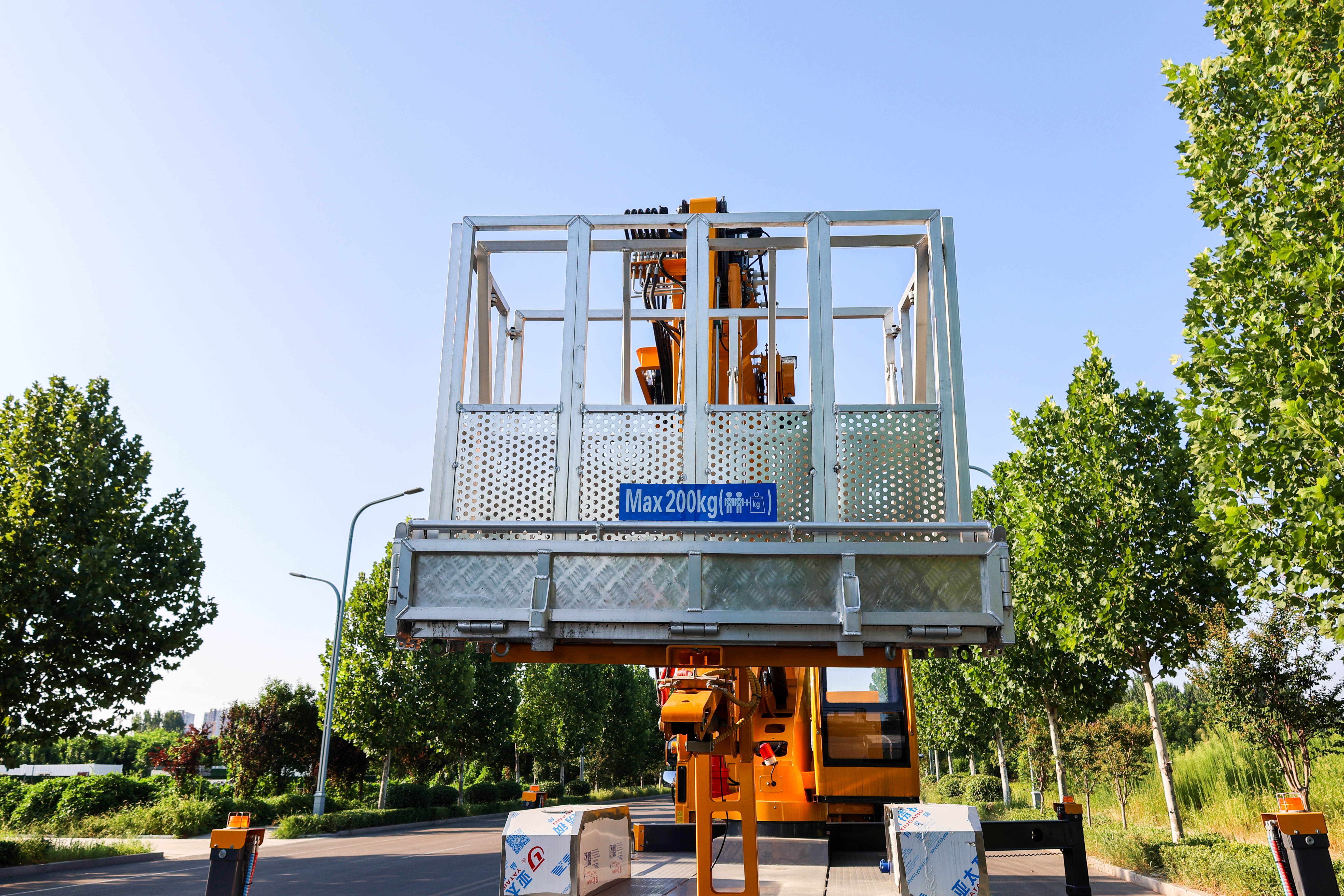 Factory Direct Sales Double Protection Bucket Truck Aerial Working Platform
