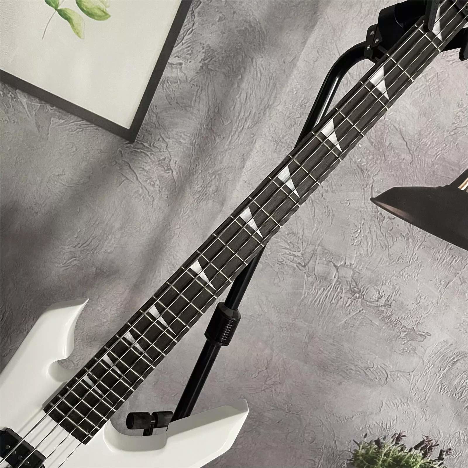Custom 4 Strings Warrior Special Body Electric Bass with Basswood Body Maple Neck