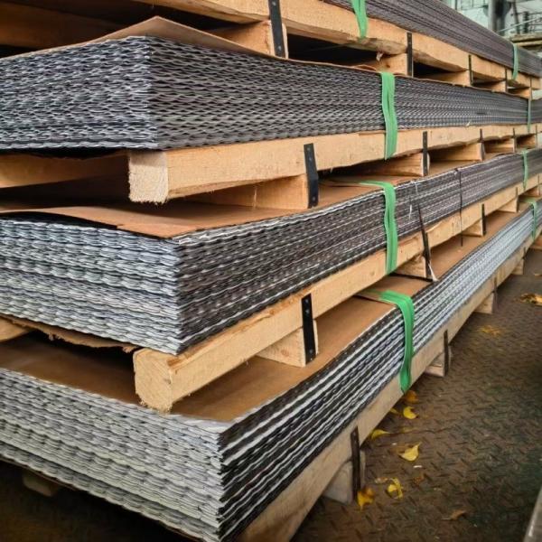 ASTM 316 Embossed Stainless Steel Sheets Anti Skidding 1400 * 6000mm Size 0.65mm