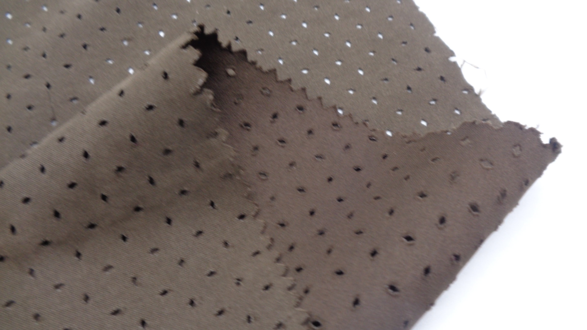 Sports Dot Woven Dyed Twill 140G Punched Clothing Fabric 150Cm 100% Polyester