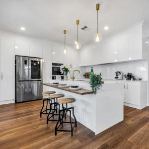 China DTC Acrylic Kitchen Furniture Modern Moisture Proof 18mm Kitchen Unit on sale