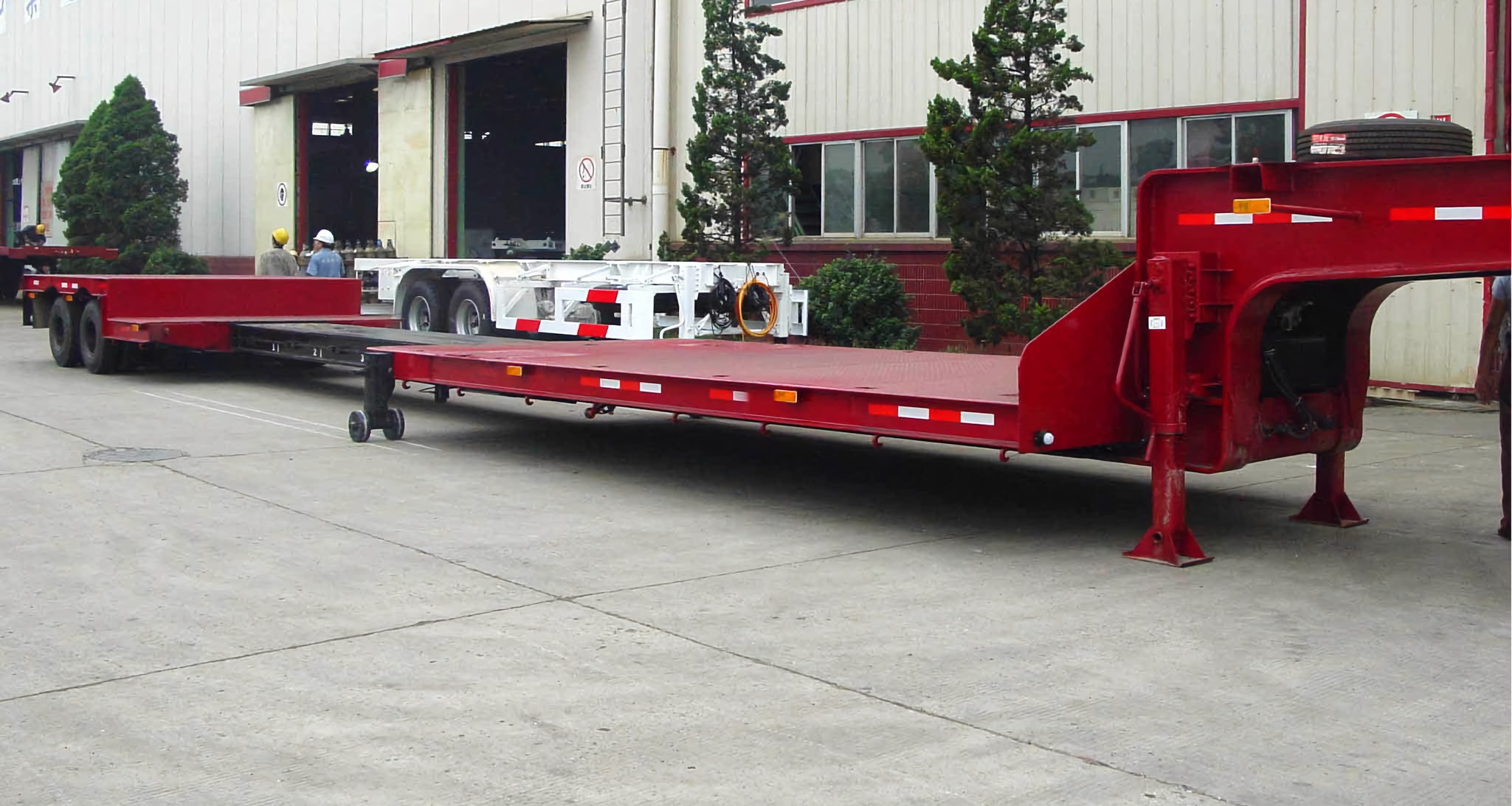 10m Hydraulic Mobile Trailer Telescopic Low Bed Semi Truck Trailer with 12R22.5 Tires