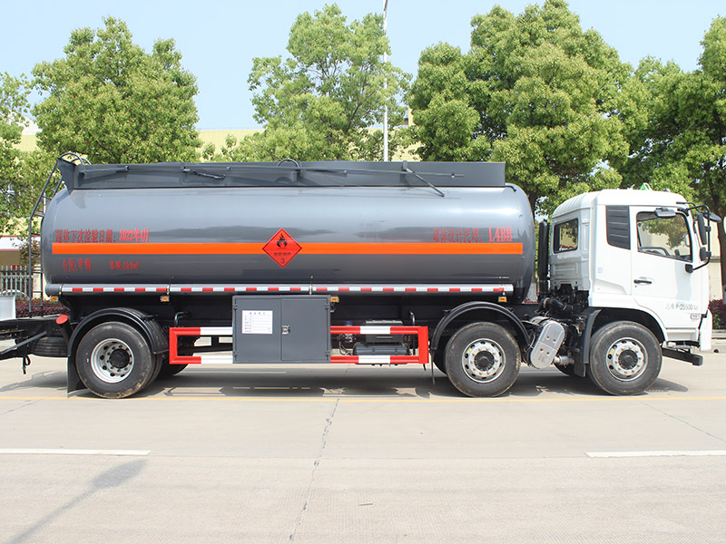Dongfeng Tianjin Small Axle Flammable Liquid Tank Transporter 15 Tons