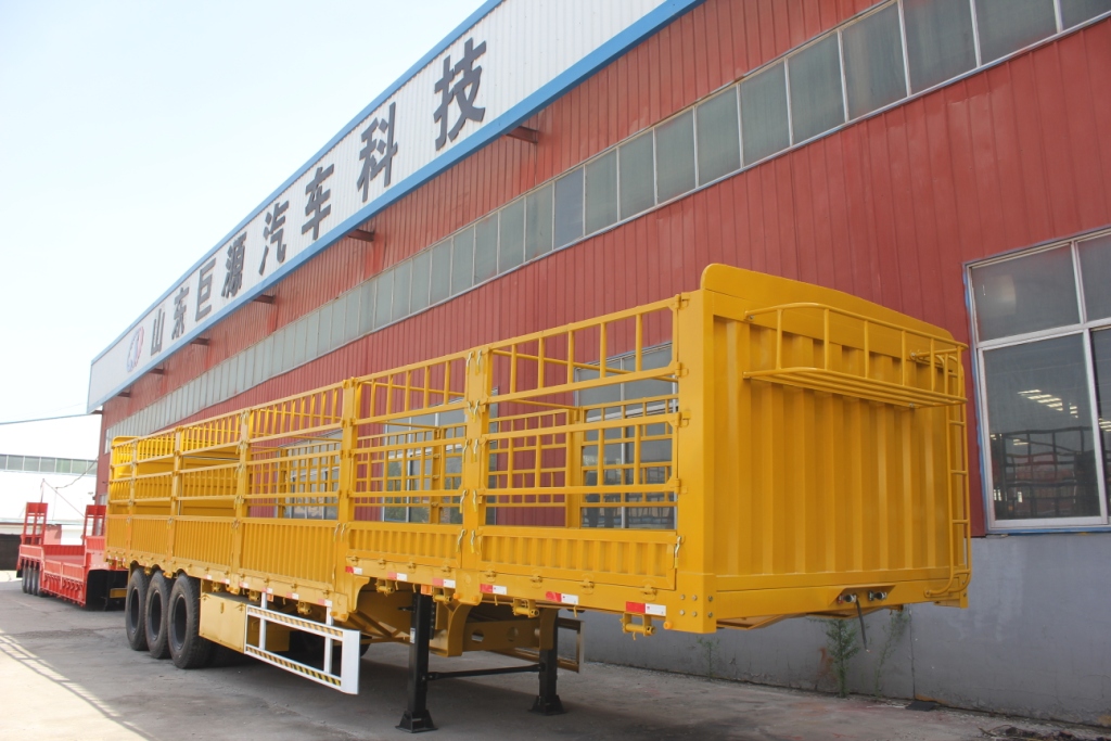 Logistics Fence Semi Trailer for Bulk Cargo and Livestock Transportation in Warehouse