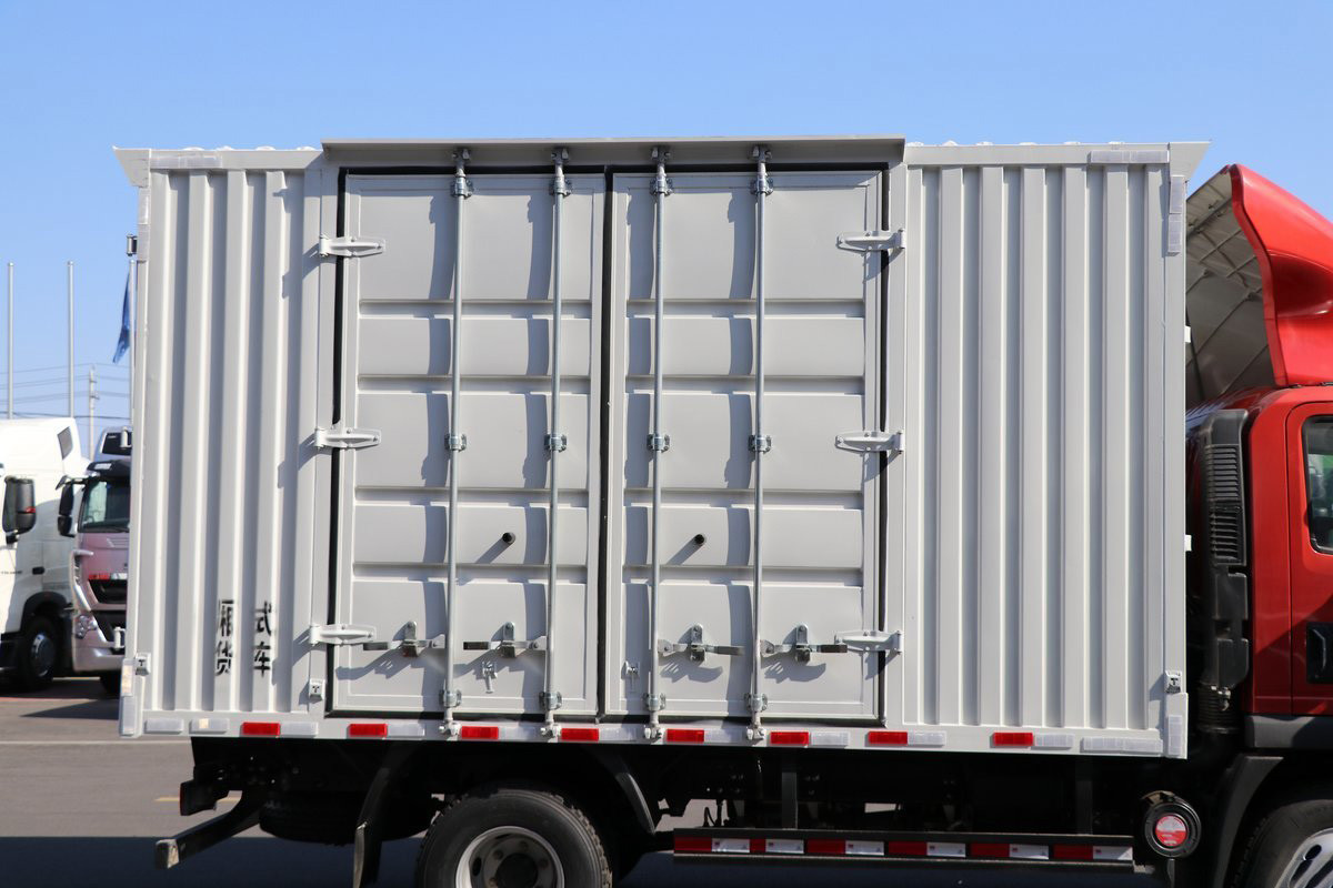 Sinotruk King Series 160HP 4.15m High Roof Deflector Single Row HOWO Van Light Truck