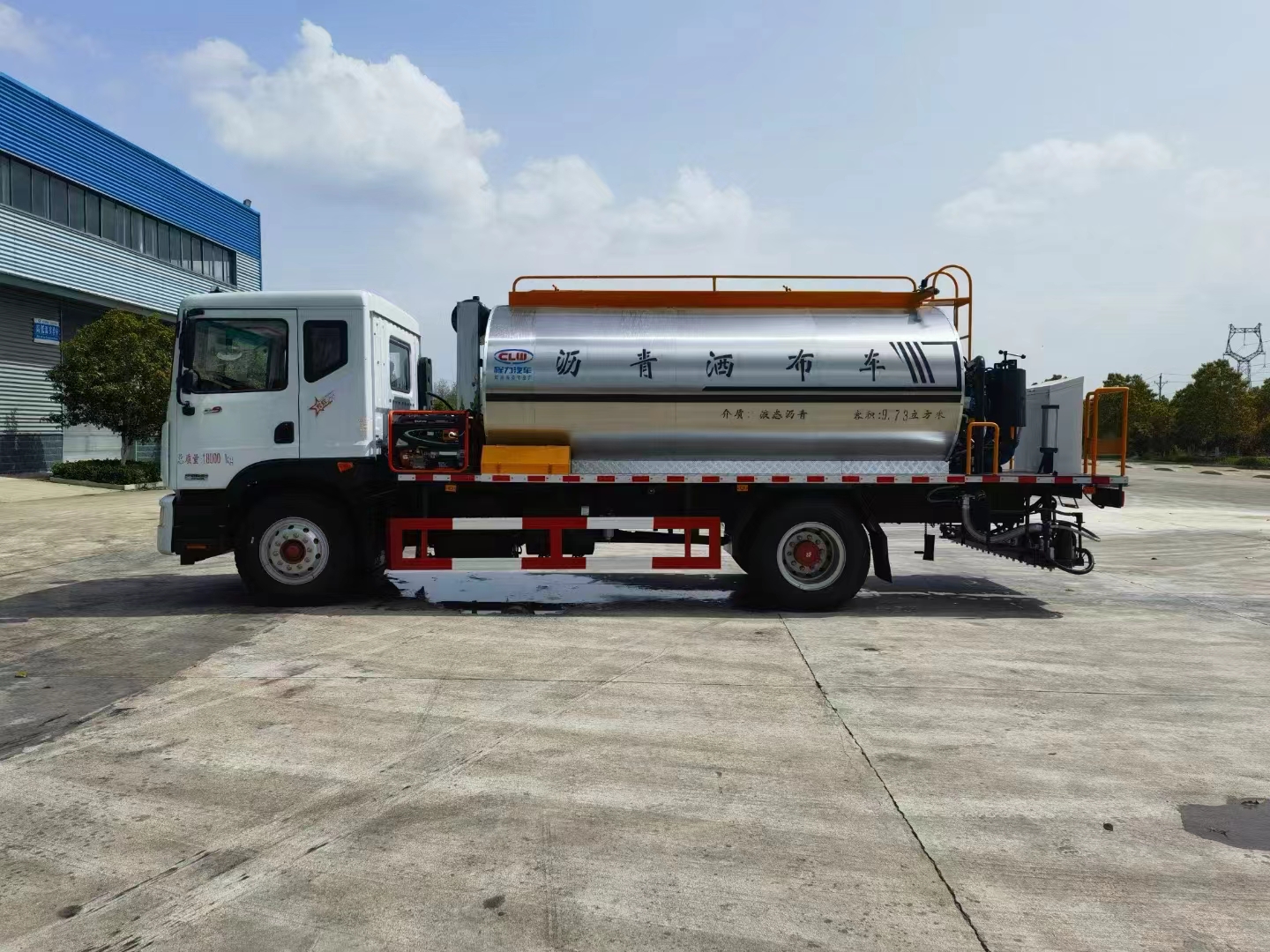 Haowo 6x4 Intelligent Asphalt Sprinkler 15000 Liters/Asphalt Sprinkler/Heating Asphalt Truck