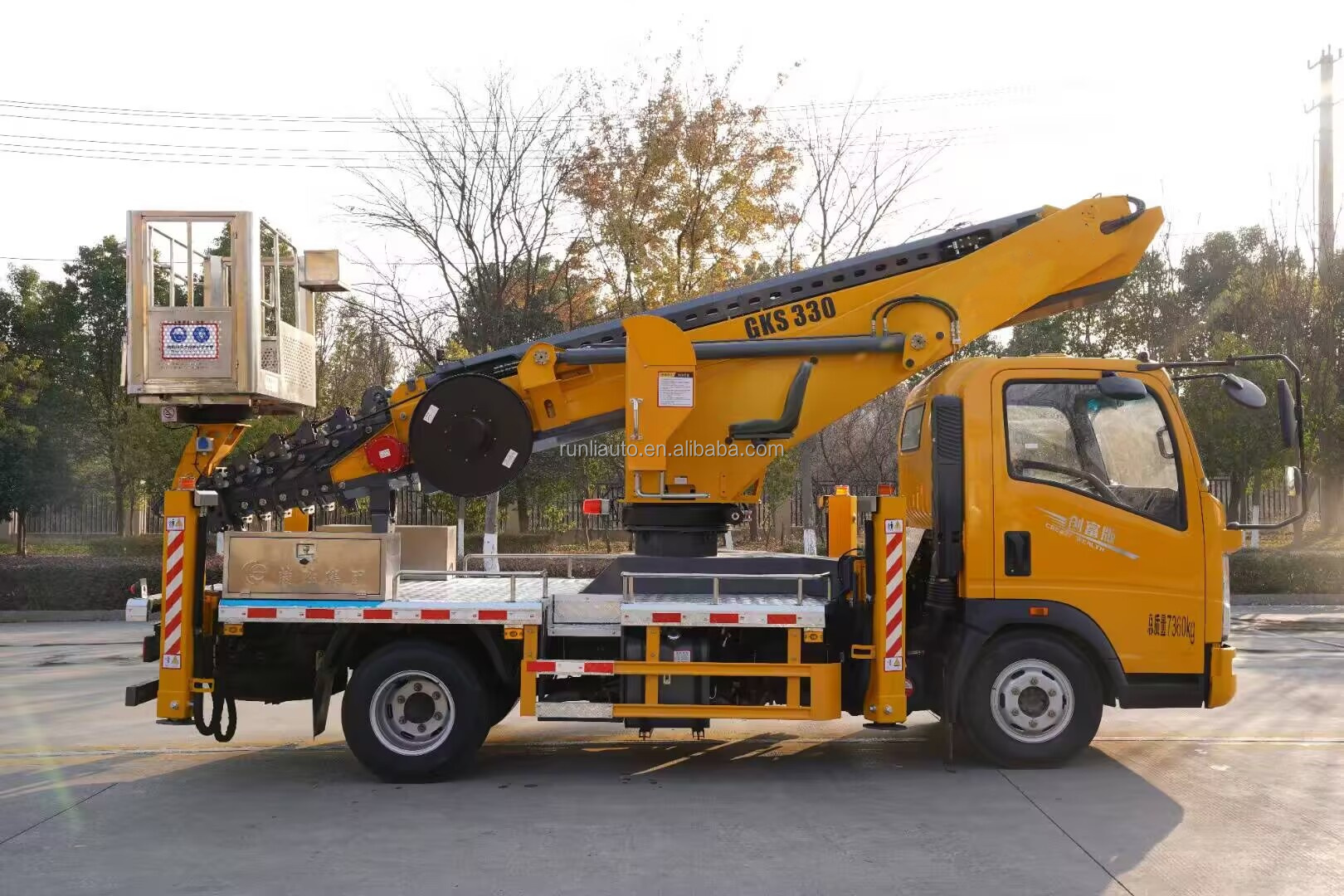 Factory HOWO 33M Telescopic Boom Bucket Truck Aerial Work Vehicle for High-Altitude Operation Trucks