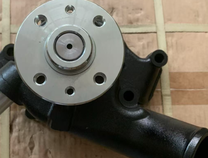 Model 6bd1 Water Pump Isuzu Part No. 1-13610-819-0 Hitachi Excavator Ex200-1 Ex200-5 Ex200lc-5 Four Holes