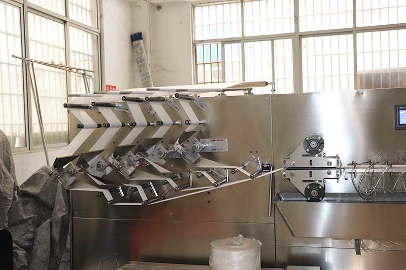 30 - 120PC Wet Wipes Production Machine With 5 Slitting Lanes Baby Wipes Packing Machine