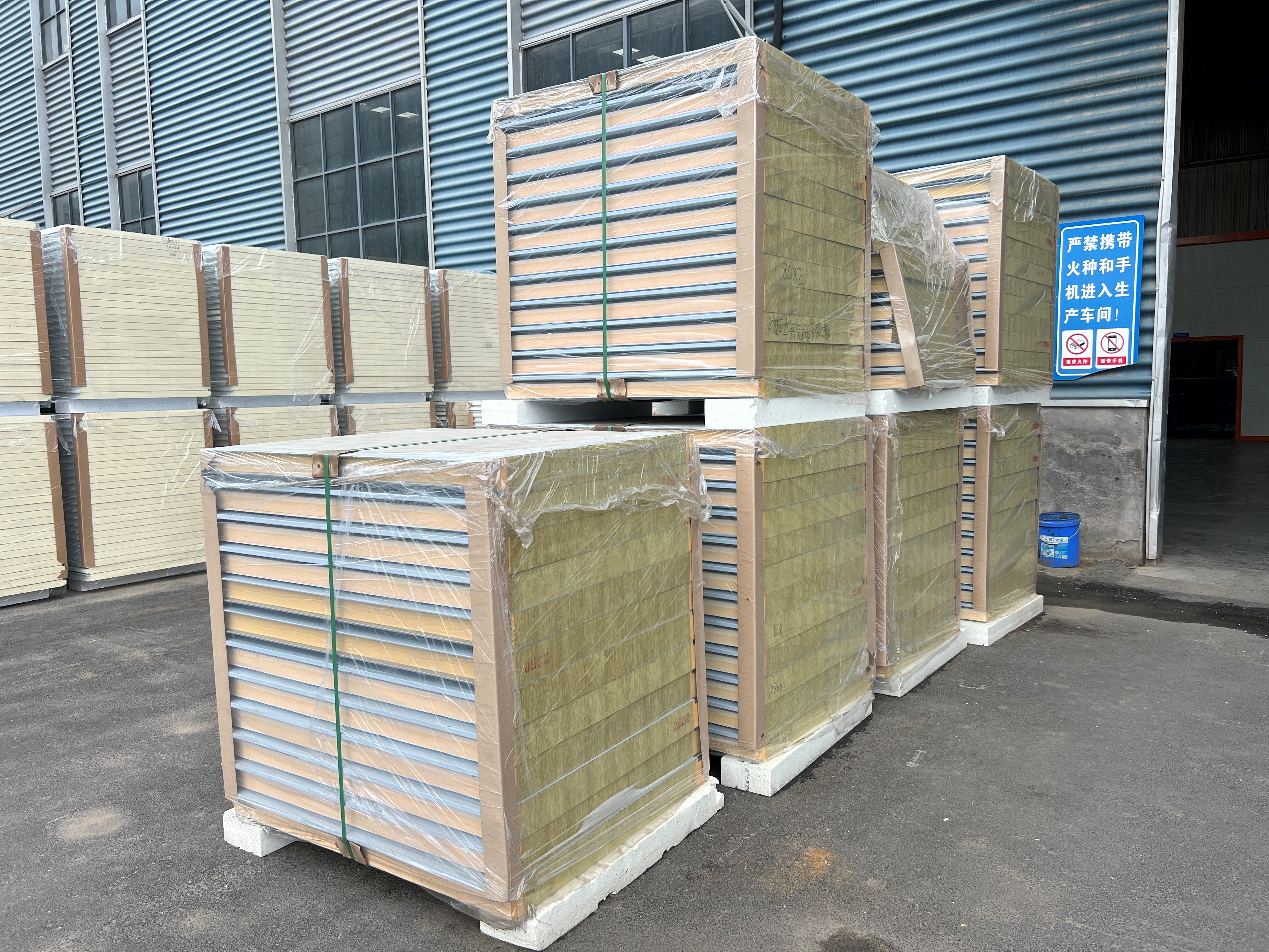 Hotel Fireproof Rock Wool Sandwich Wall and Roof Panel with Metal Glass Sandwich Panel