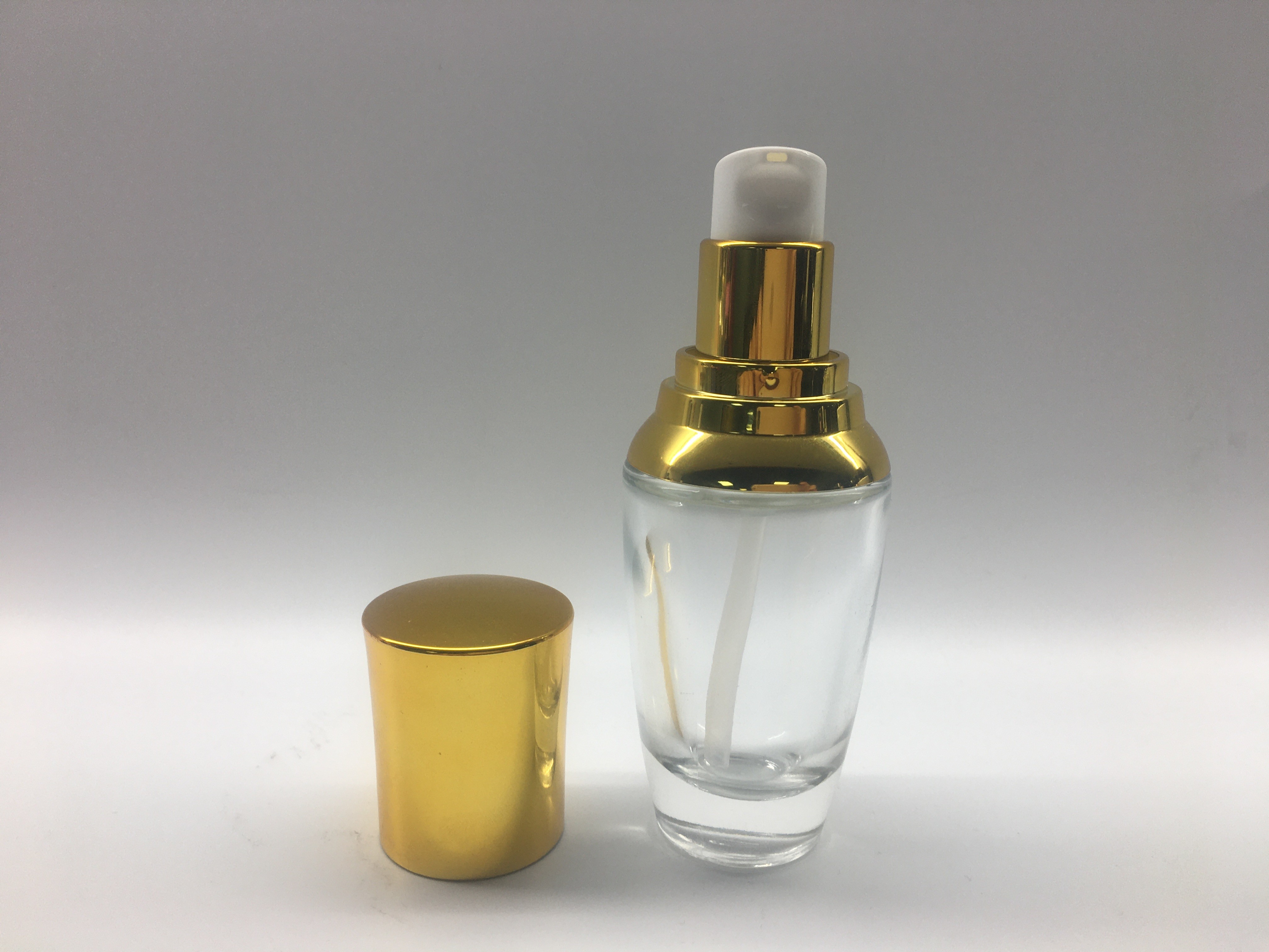 OEM ODM Glass Cosmetic Bottles 30ml Holographic Foil Printing With Pump