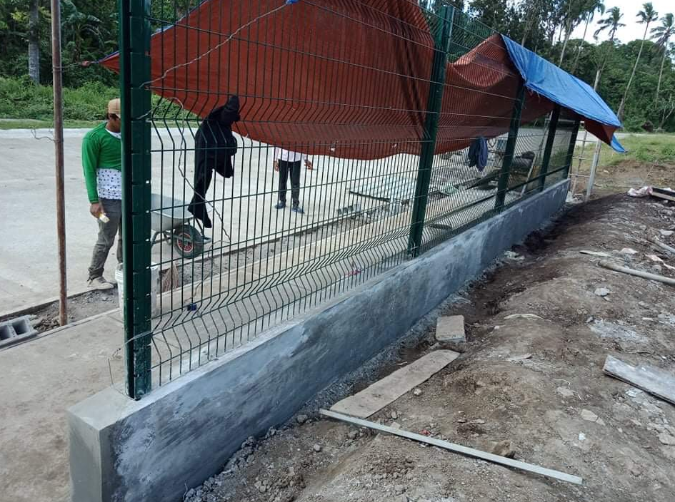 curved mesh fence install: 