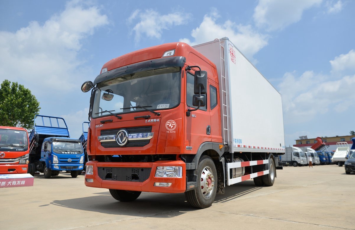 5600mm Wheelbase Dongfeng 4X2 Refrigerated Truck For Vegetable Transport Efficiency