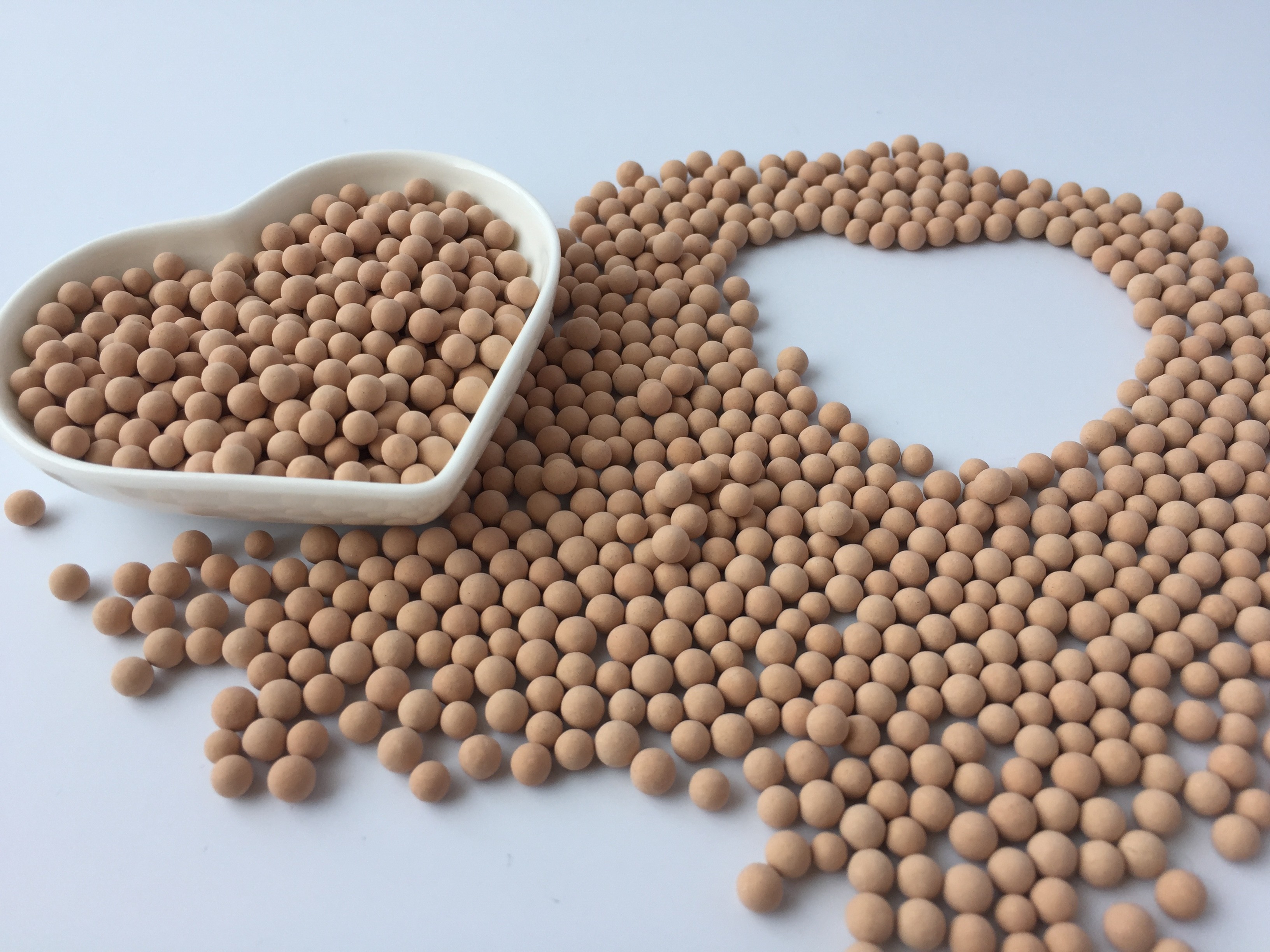 White 4A Molecular Sieve Desiccant With Particle Density Range Of 1.2 - 1.3g/Ml Drying