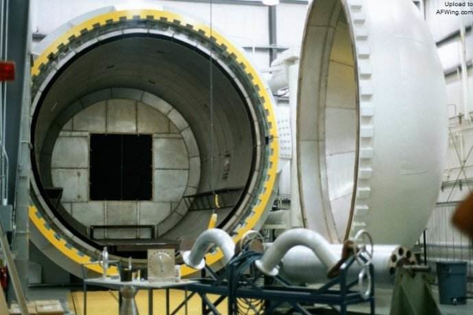 Horizontal small composite autoclave