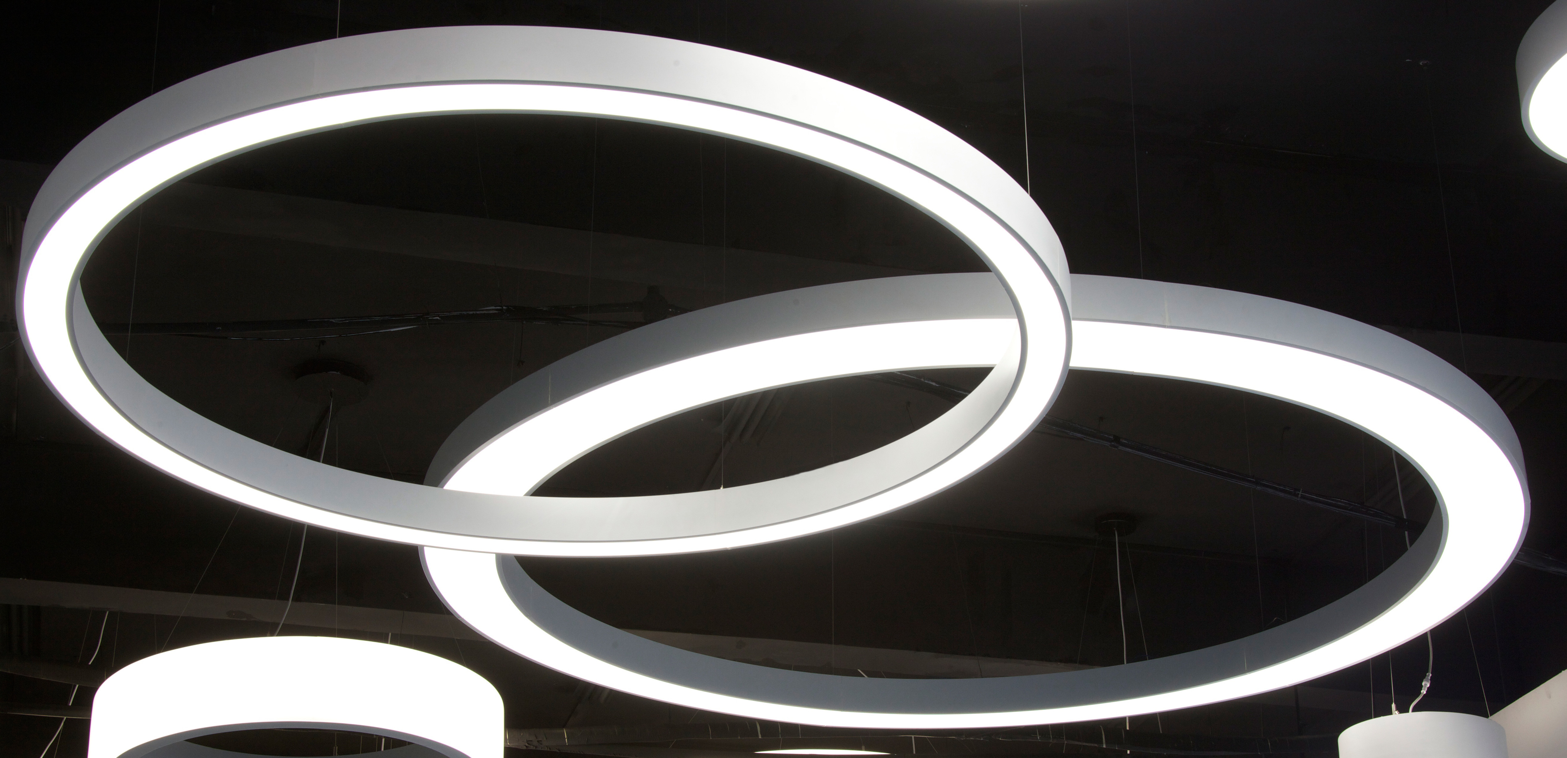 2700K-3500K Hanging Circle Led Light 27994lm Linear Suspension Lighting