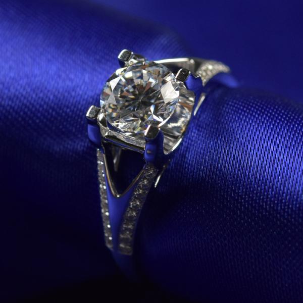 Brilliance Cut Moissanite Diamond Engagement Rings 1ct 6.5mm With 18K White Gold