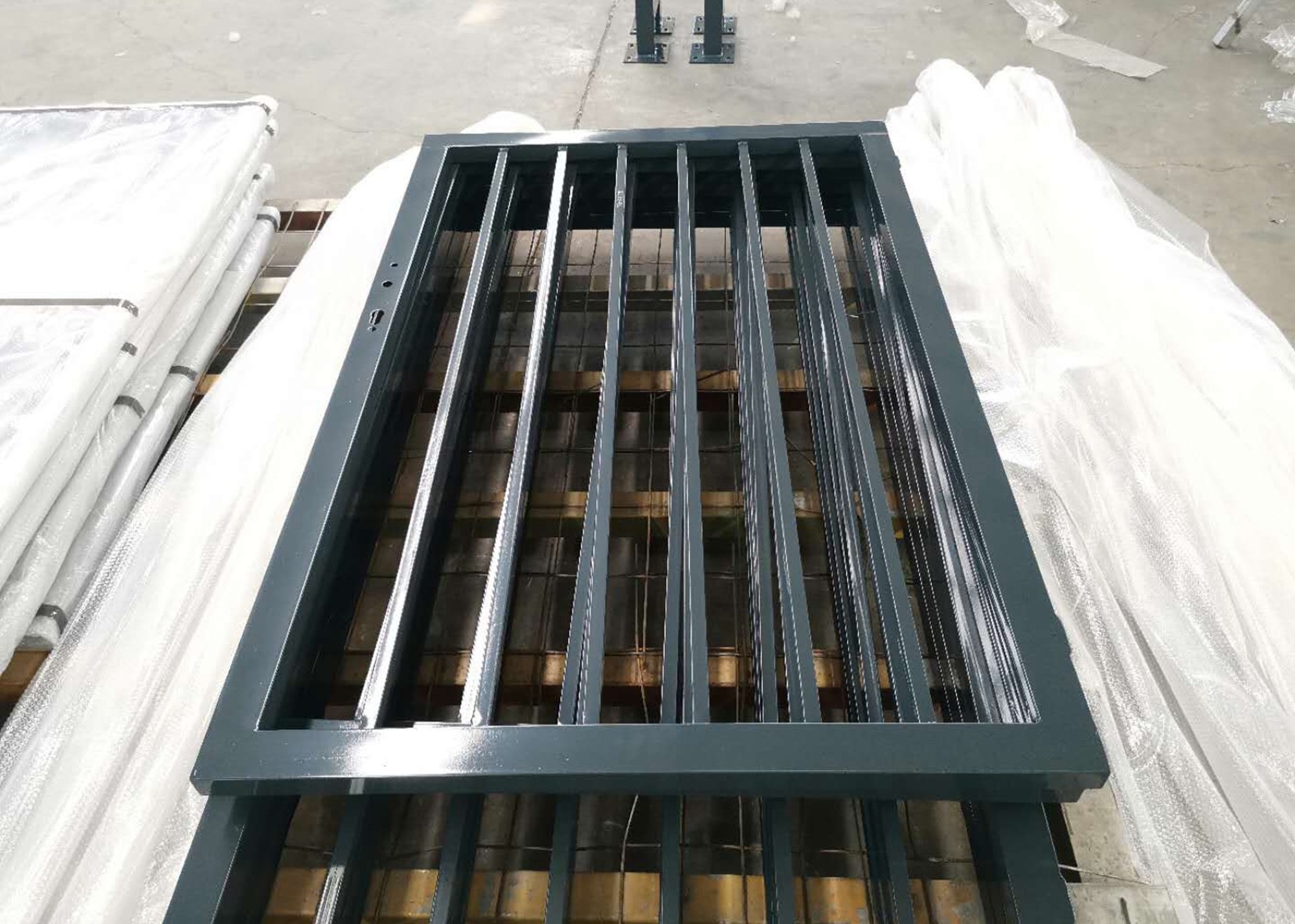 Dark Green Hot Dipped Galvanised Steel Gate Easily Assembled