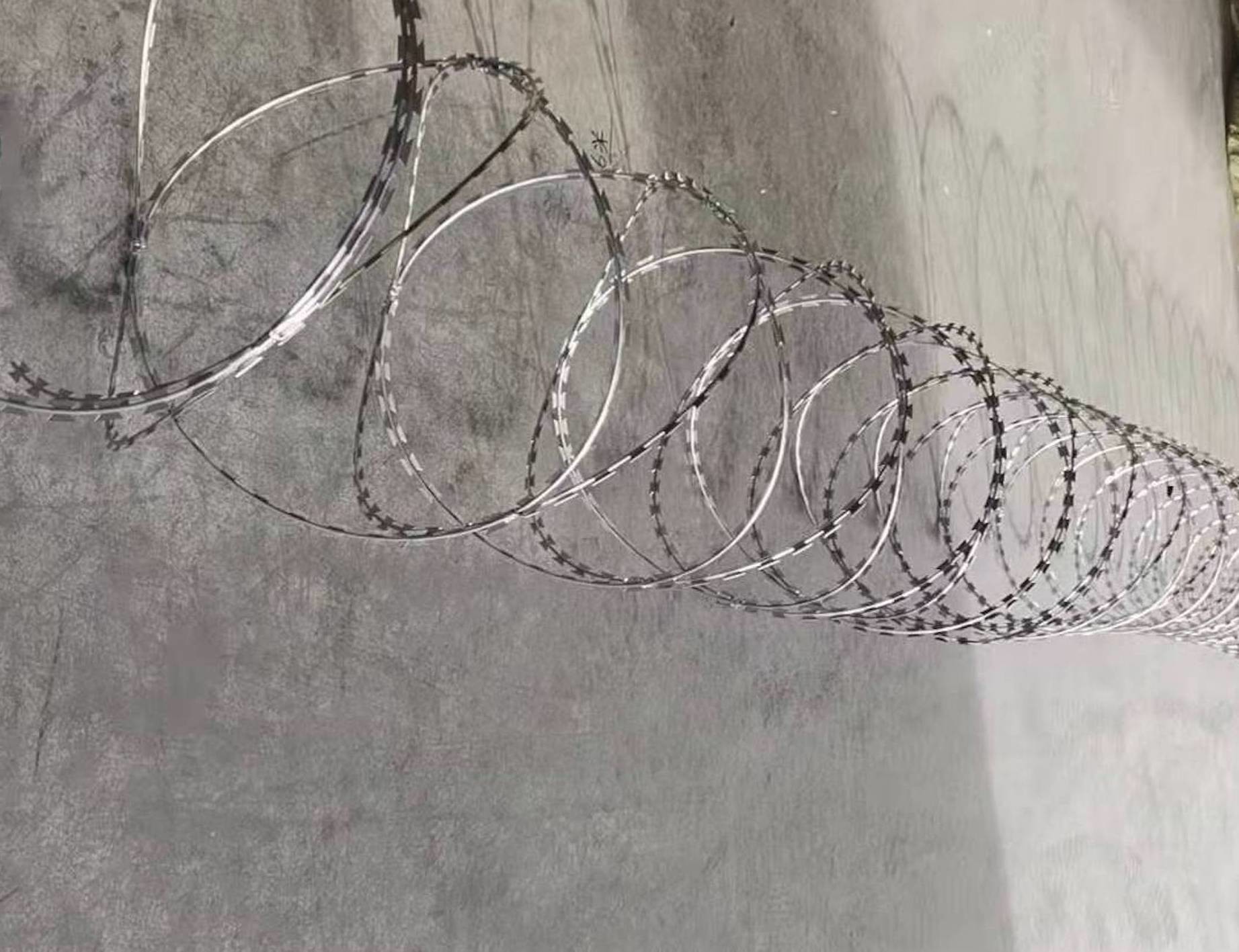 Yellow Anti Climb Barbed Wire Razor Coil Barbed Wire Single Screw Blade Gill Net