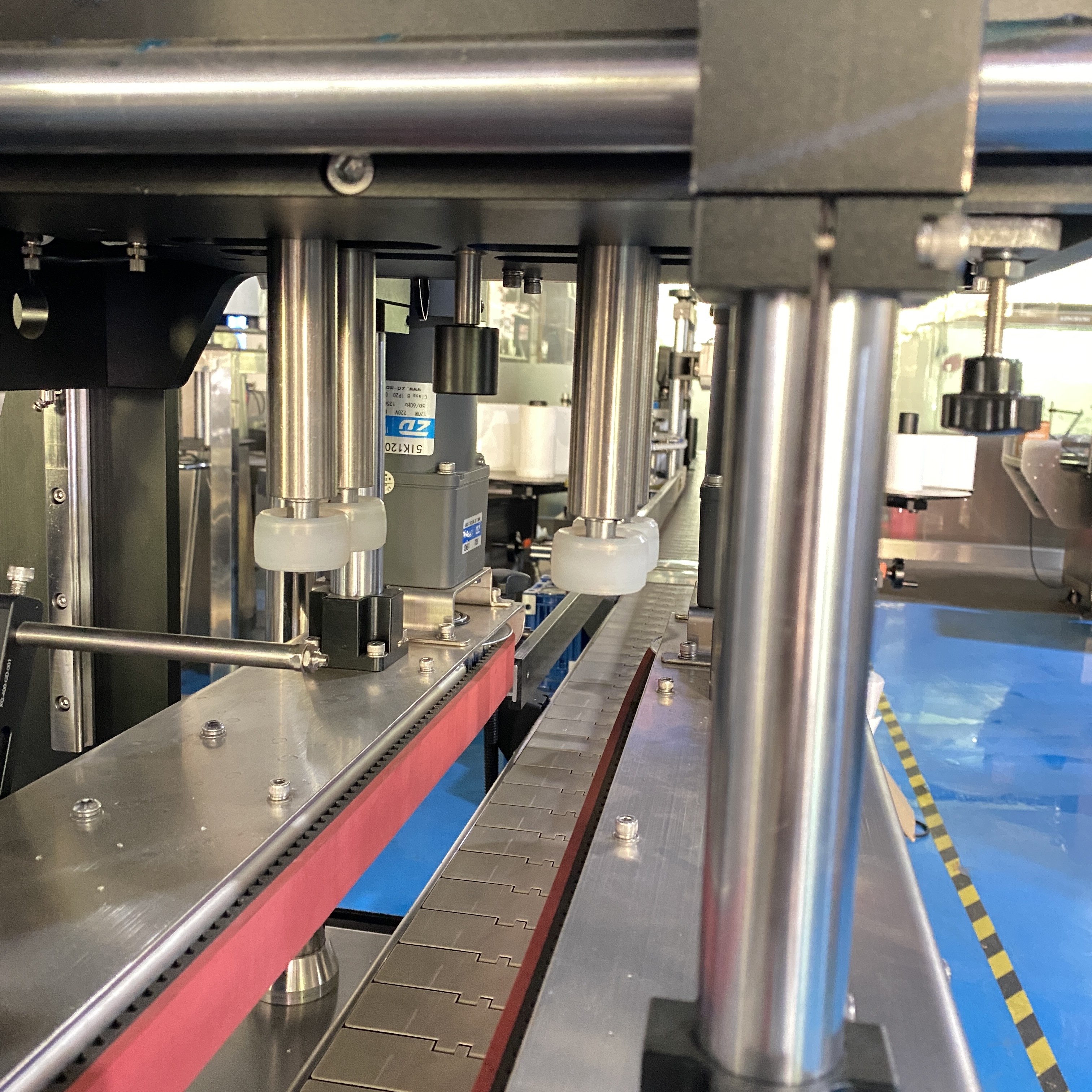 2000 ~ 3500 b/H Pneumatic Plastic Bottle Capping Machine Electrical Control Movement