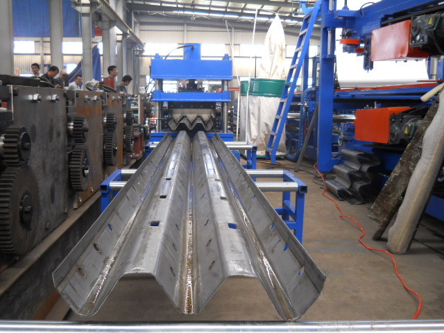 Hydraulic power 5.5KW guard railway roll forming machine electric computer fully Automatic