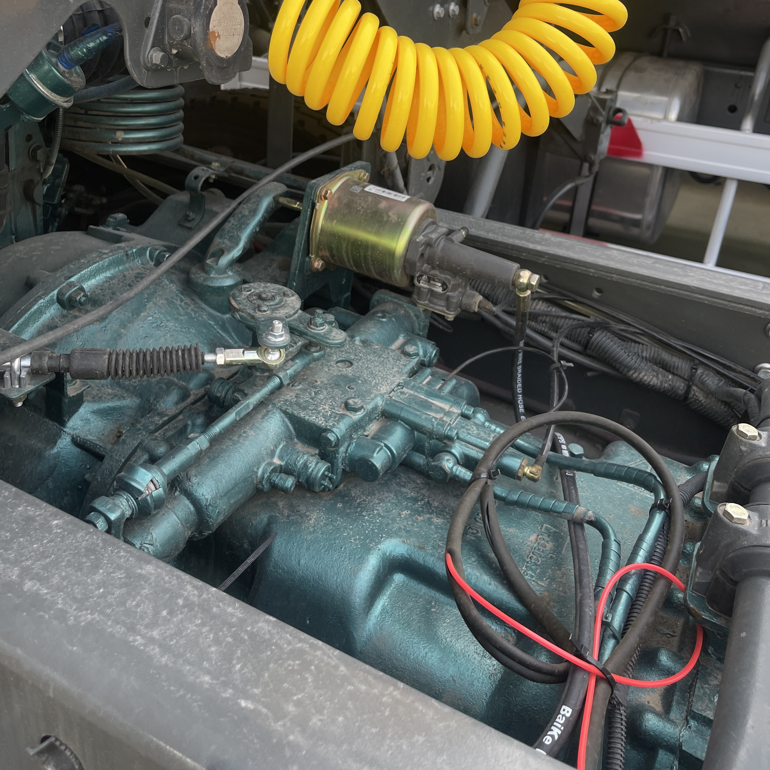Used Sinotruk Tractor Truck 371HP WEICHAI Diesel Engine Capacity 8L Rear Camera None