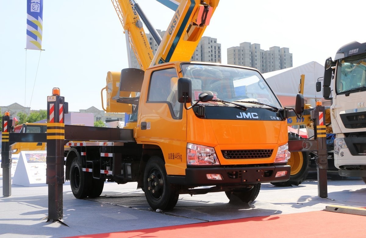 Automobile Type Hydraulic Aerial Cage Aerial Work Trucks Vehicle