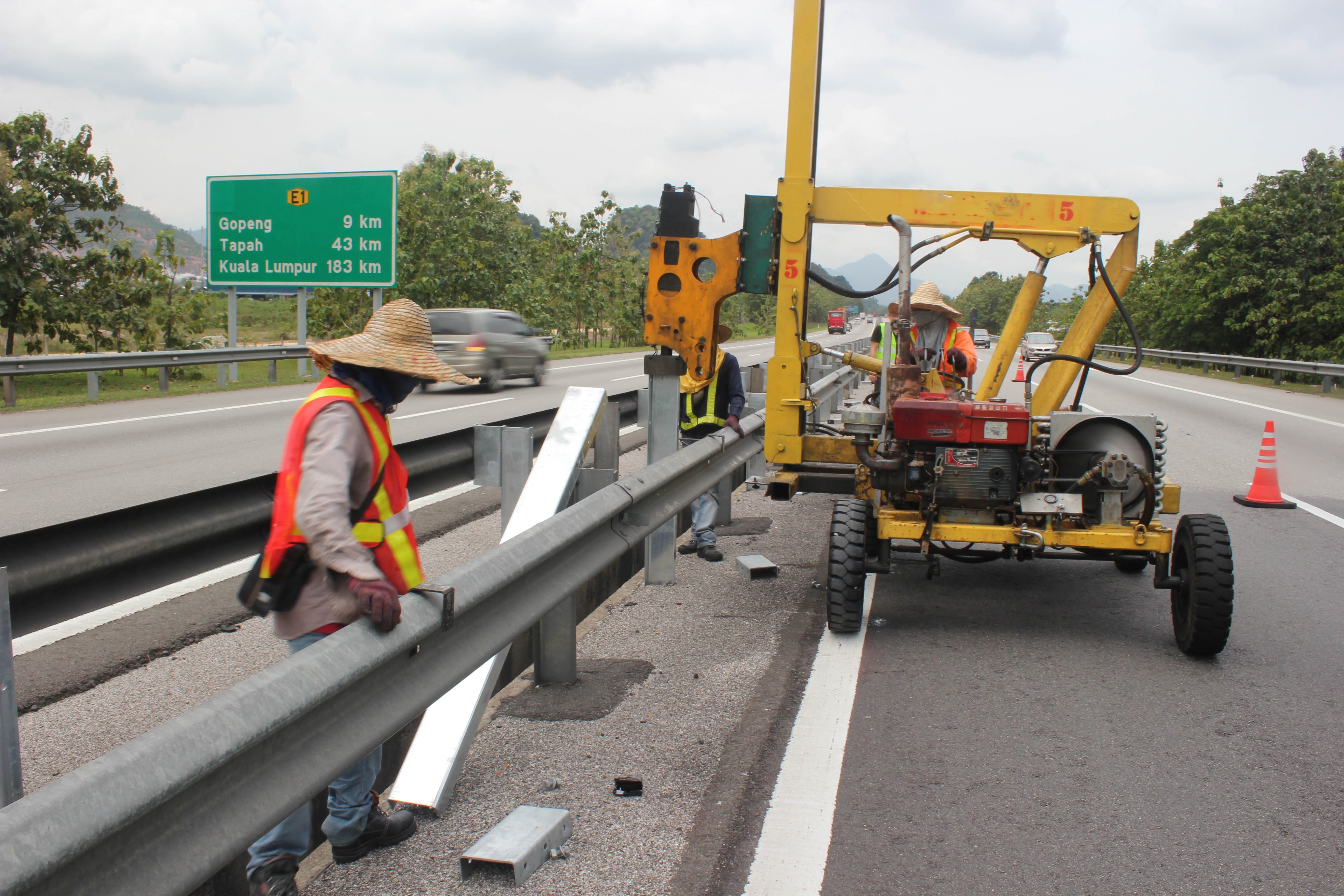 Hydraulic Hammer Pile Driver Machine For Highway Guardrail Installation