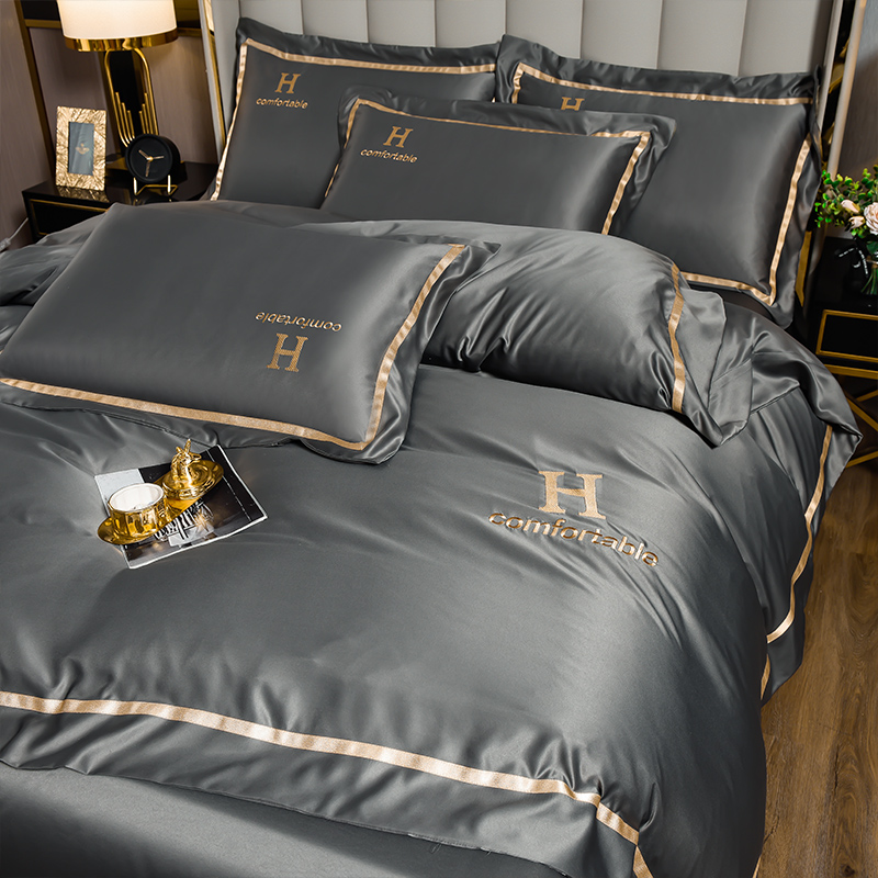 Cozy Gray Hotel Red Wedding Bedding Four-piece Kit with Washed Silk Four Piece Bedding Set