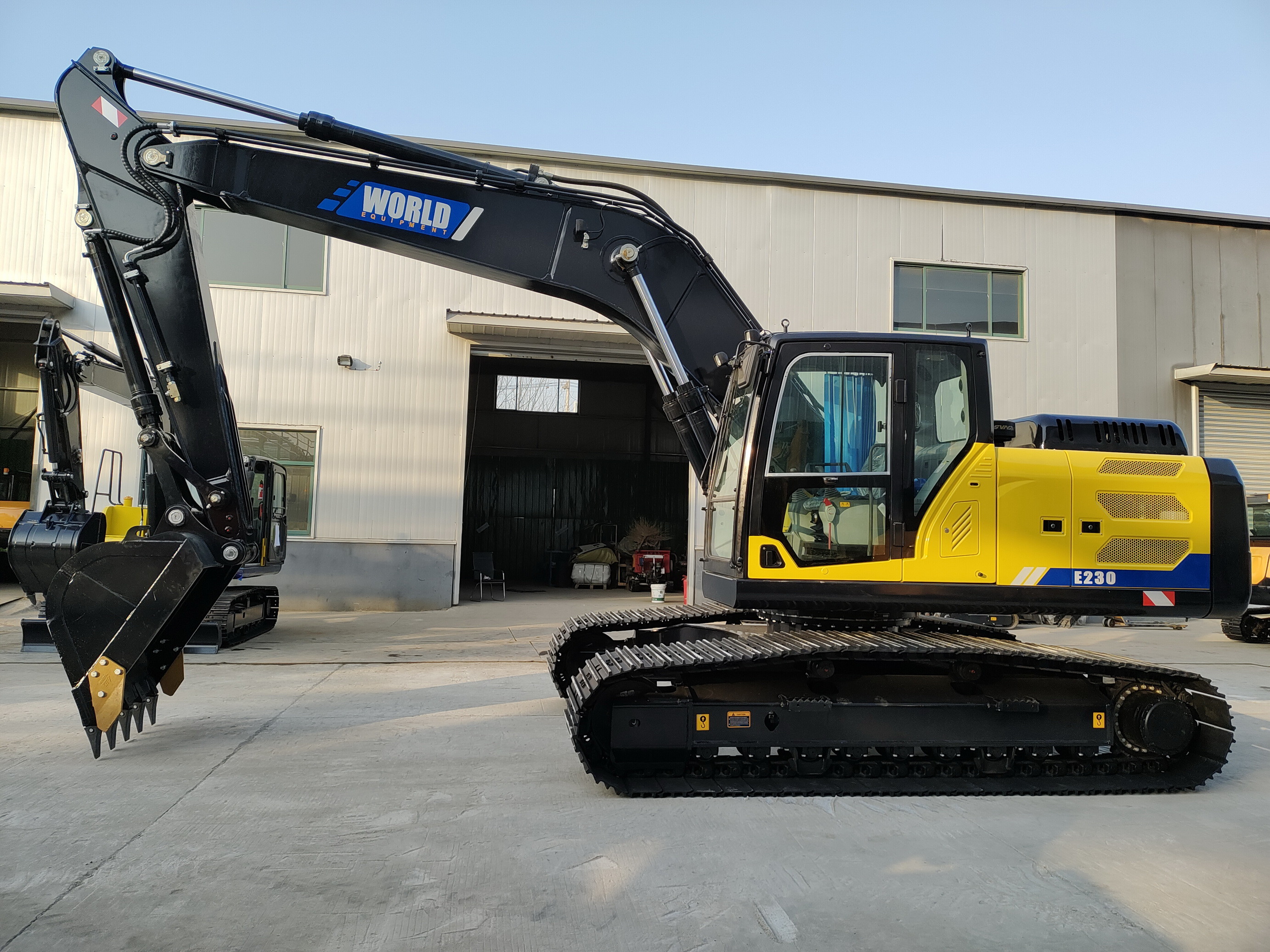23 Tons Excavator 3.5-5km/H Max Digging Height 9-11m Max Dumping Height 6-8m equal to Komatsu PC200