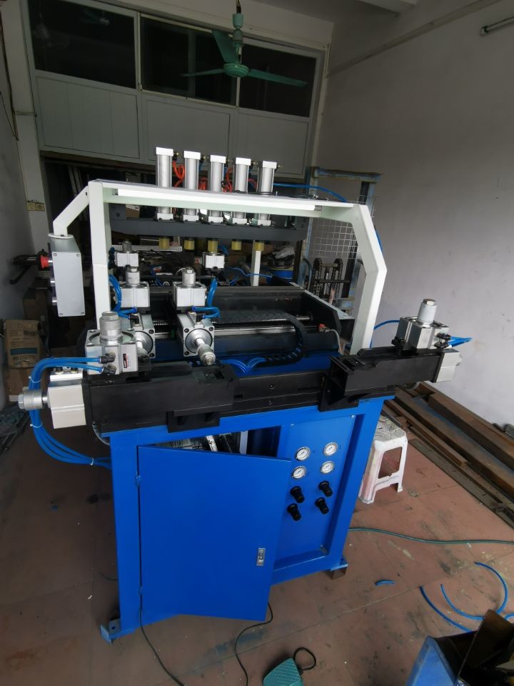 0.8Mpa Radiator Making Machine Automatic Tanks Pressing Max Long 1000mm Head Plate