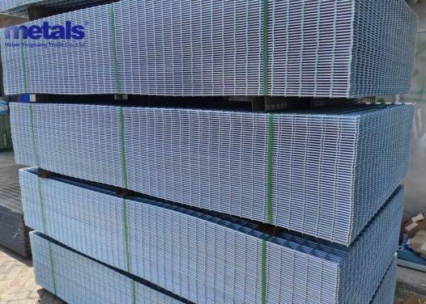 Industrial Galvanised Welded Wire Mesh Panels / Steel Mesh Sheets Fencing Bwg12