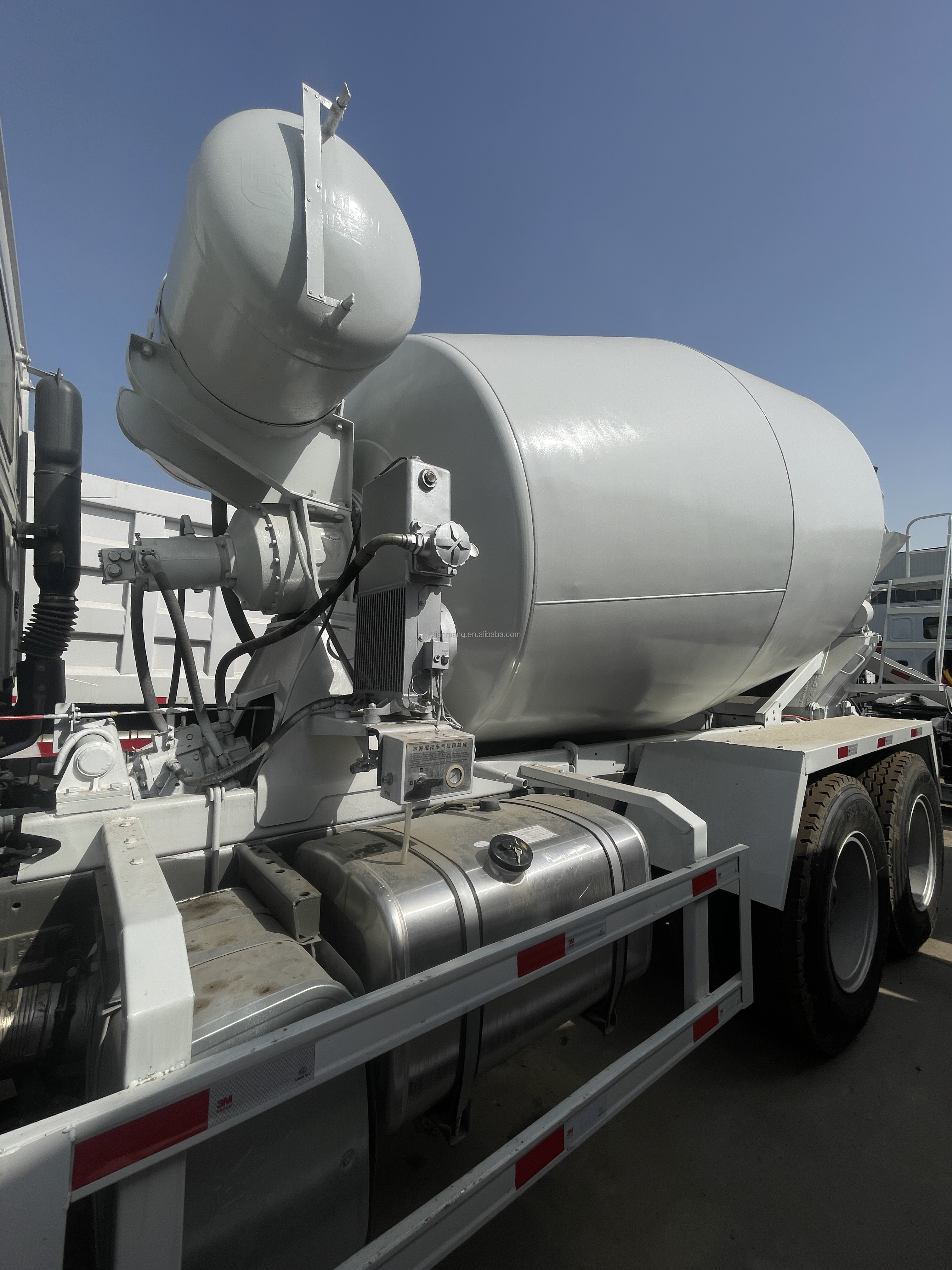 Sinotruk Howo 15 CBM Self Loading Concrete Mixer Truck 6x4 with WEICHAI Engine