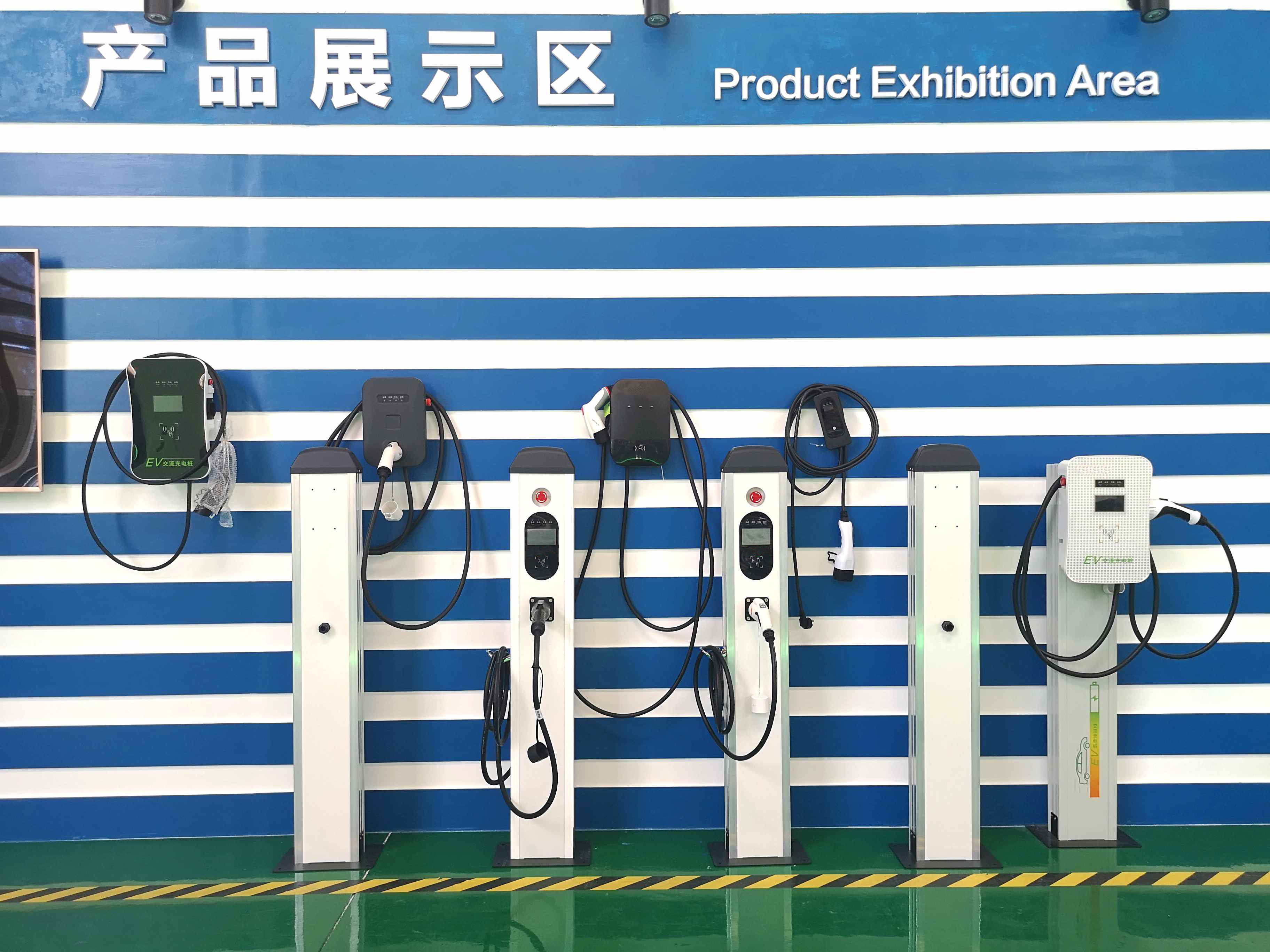 Floor Mounted EV Car Charger 7kw AC 32a 1 Phase Type 2 Touch Display Screen