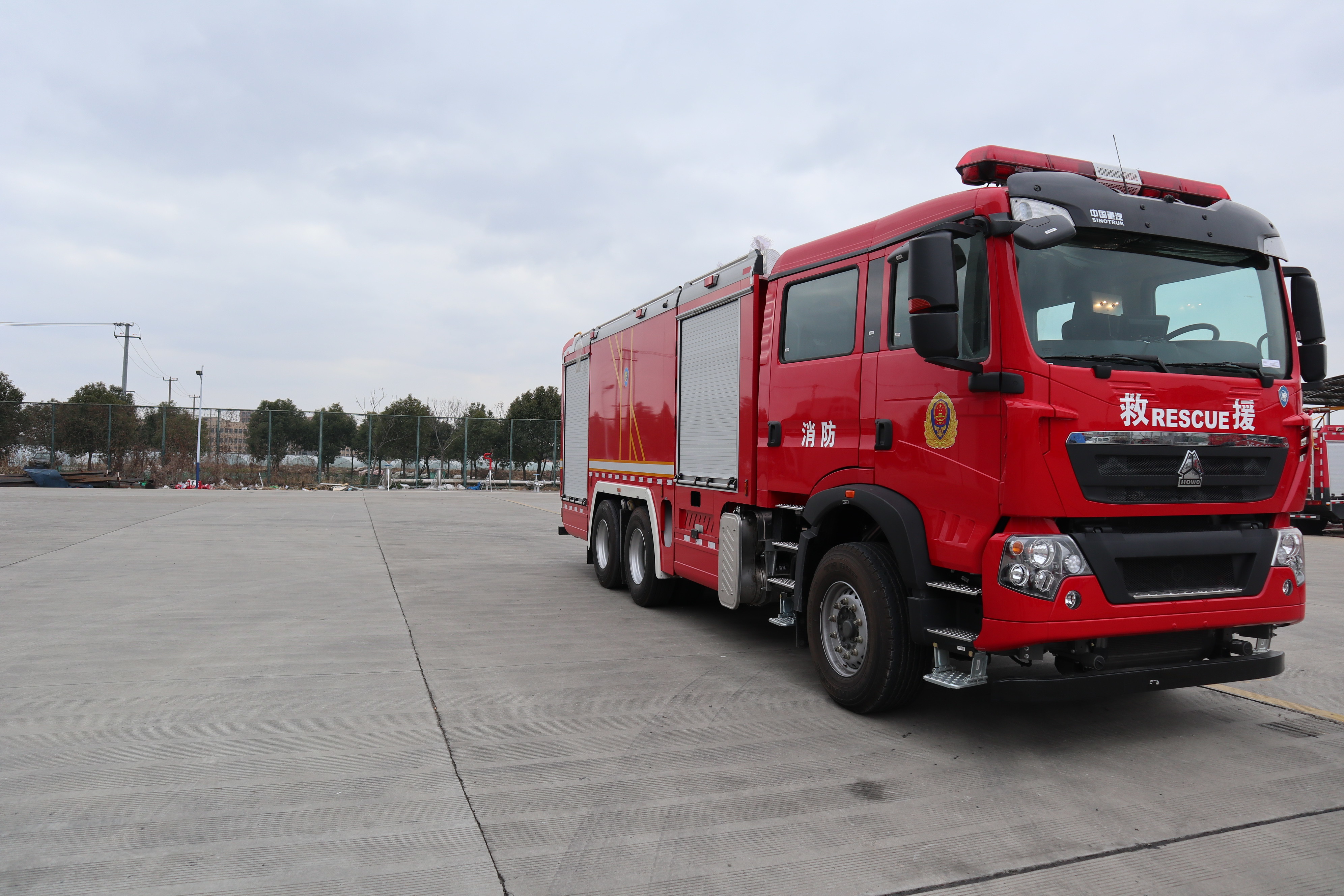 HOWO Commercial Fire Trucks Water 9000L Foam 3000L Water Tank Emergency One Fire Trucks