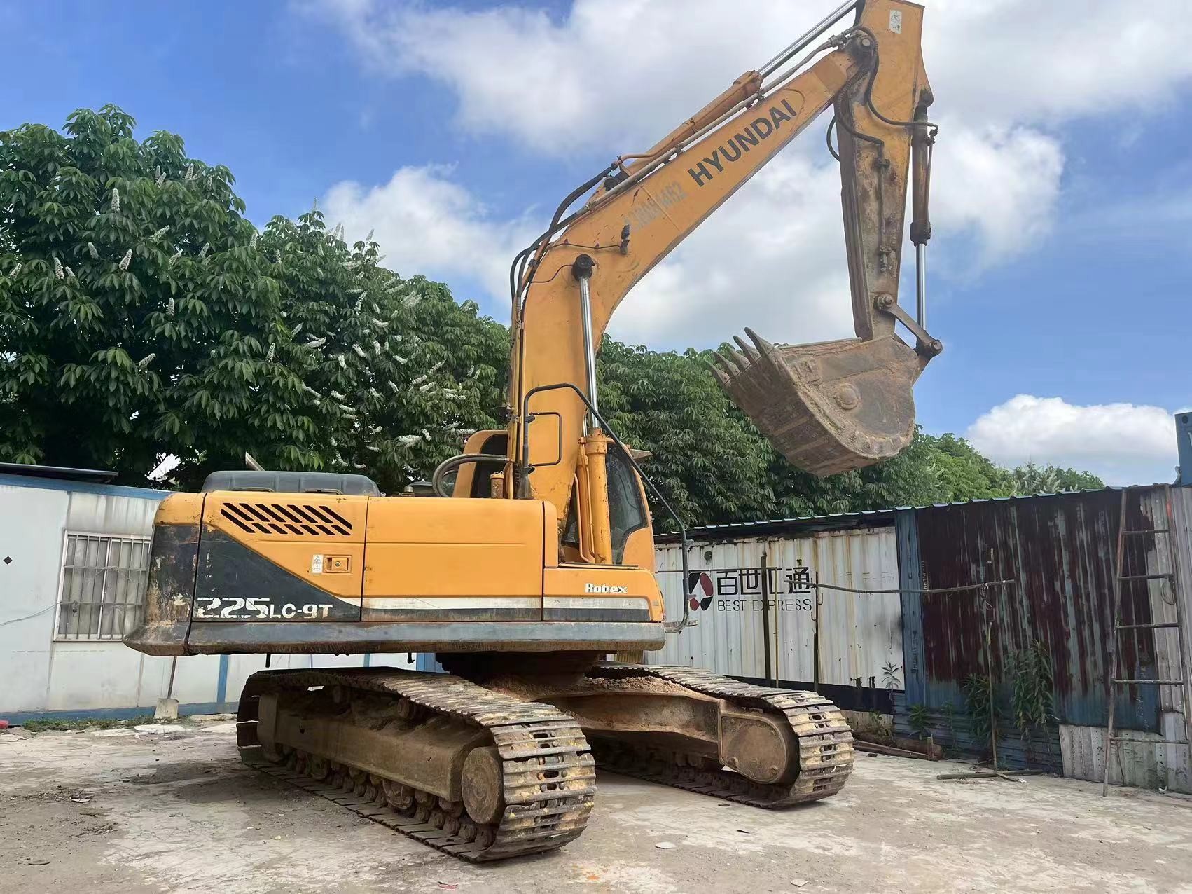 Hydraulic tracked excavator, original Hyundai 225-9T excavator Discounted Price