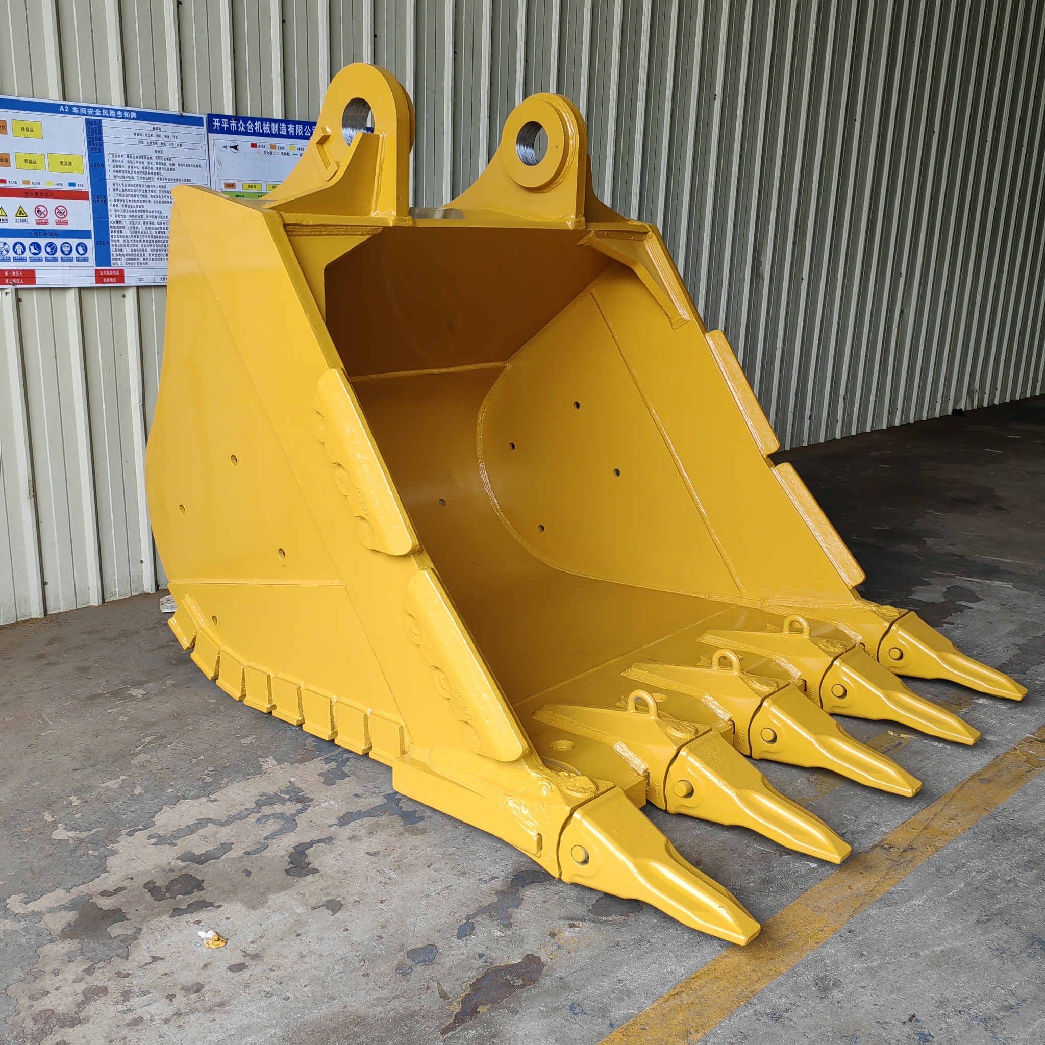 Strong Reinforcement Board Excavator Rock Bucket 0.2-6.8CBM Capacity