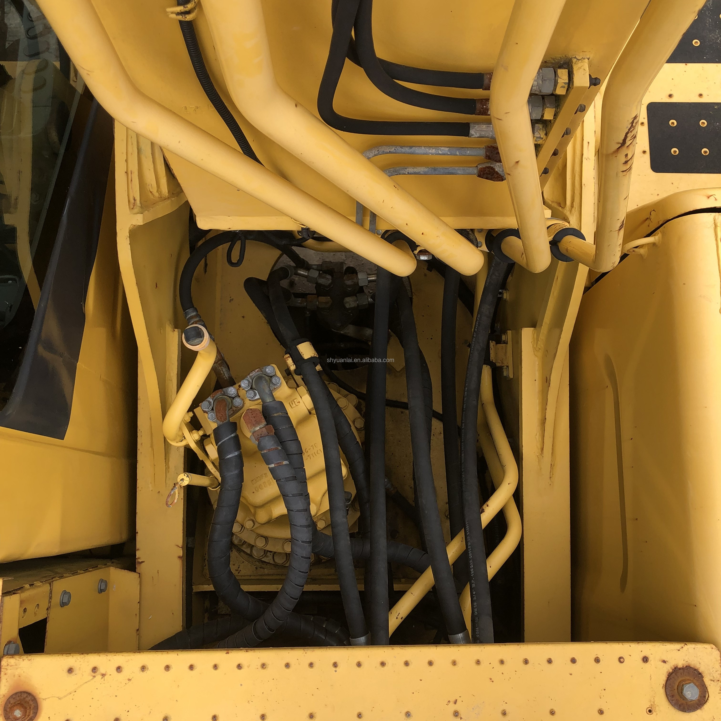 Excavating 20 tons of durable hydraulic track type PC Komatsu 200 second-hand excavator at a low price and selling well