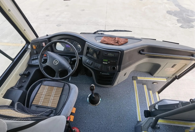 Used Travel Bus Rare Engine 46 Seats Sealing Window With A/C Luggage Compartment Golden Dragon Bus XML6103