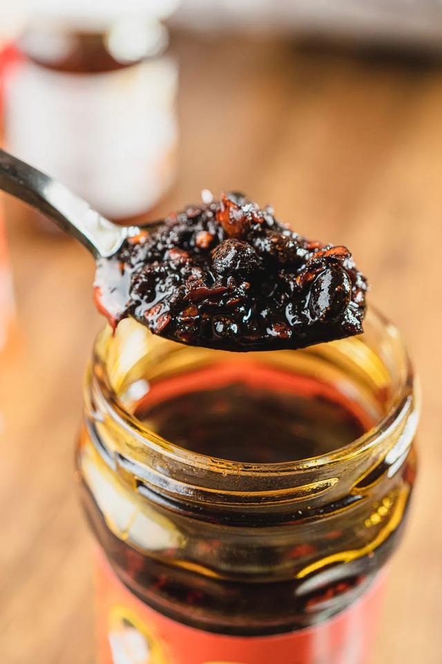 Blended Laoganma CHILLI SAUCE with CHILI RED OIL FERMENTED CHICKEN SOYBEAN Flavor