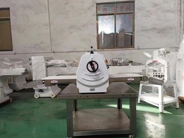 Mini Dough Sheeter Commercial Kitchen Cooking Equipment With 2.5kg Max Rolling