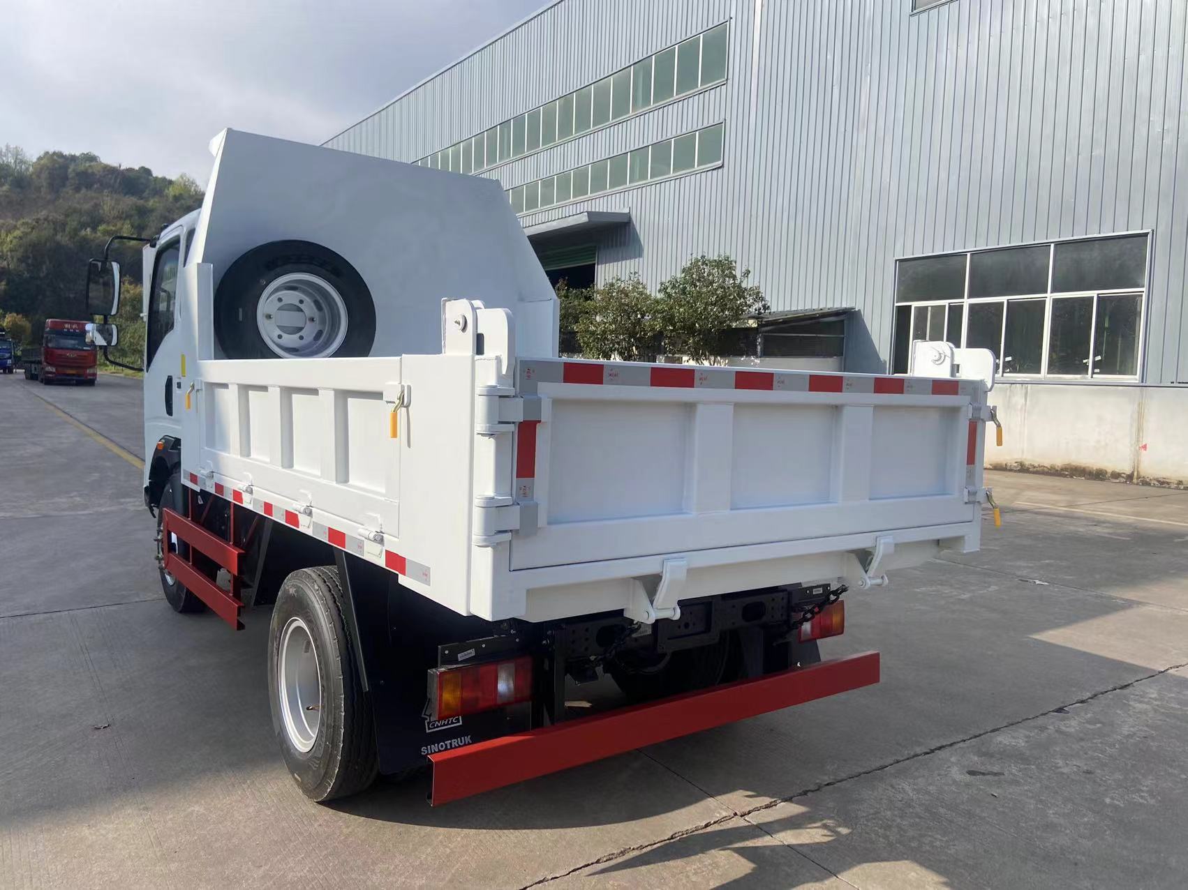 Sinotruck HOWO 5Tons Dump Truck 4X2 light truck small tipper truck left hand drive with factory price